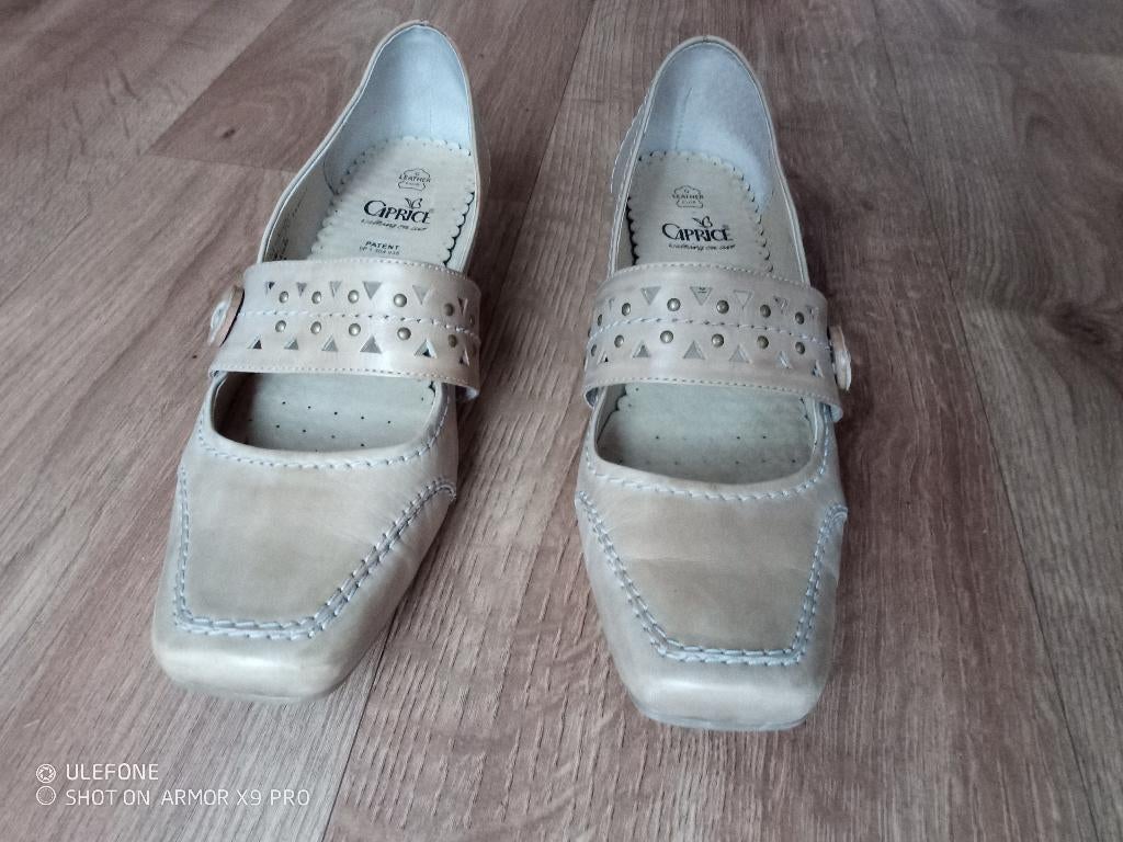 ZGAN  pumps 39,5 CAPRICE laag hakje, Pumps, Beige, Ophalen of Verzenden, Zo goed als nieuw