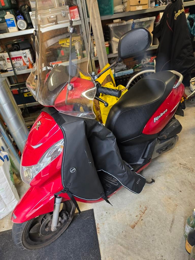 Peugeot Kisbee uit 2021 met beenkleed en hangslot, Fietsen en Brommers, Ophalen of Verzenden