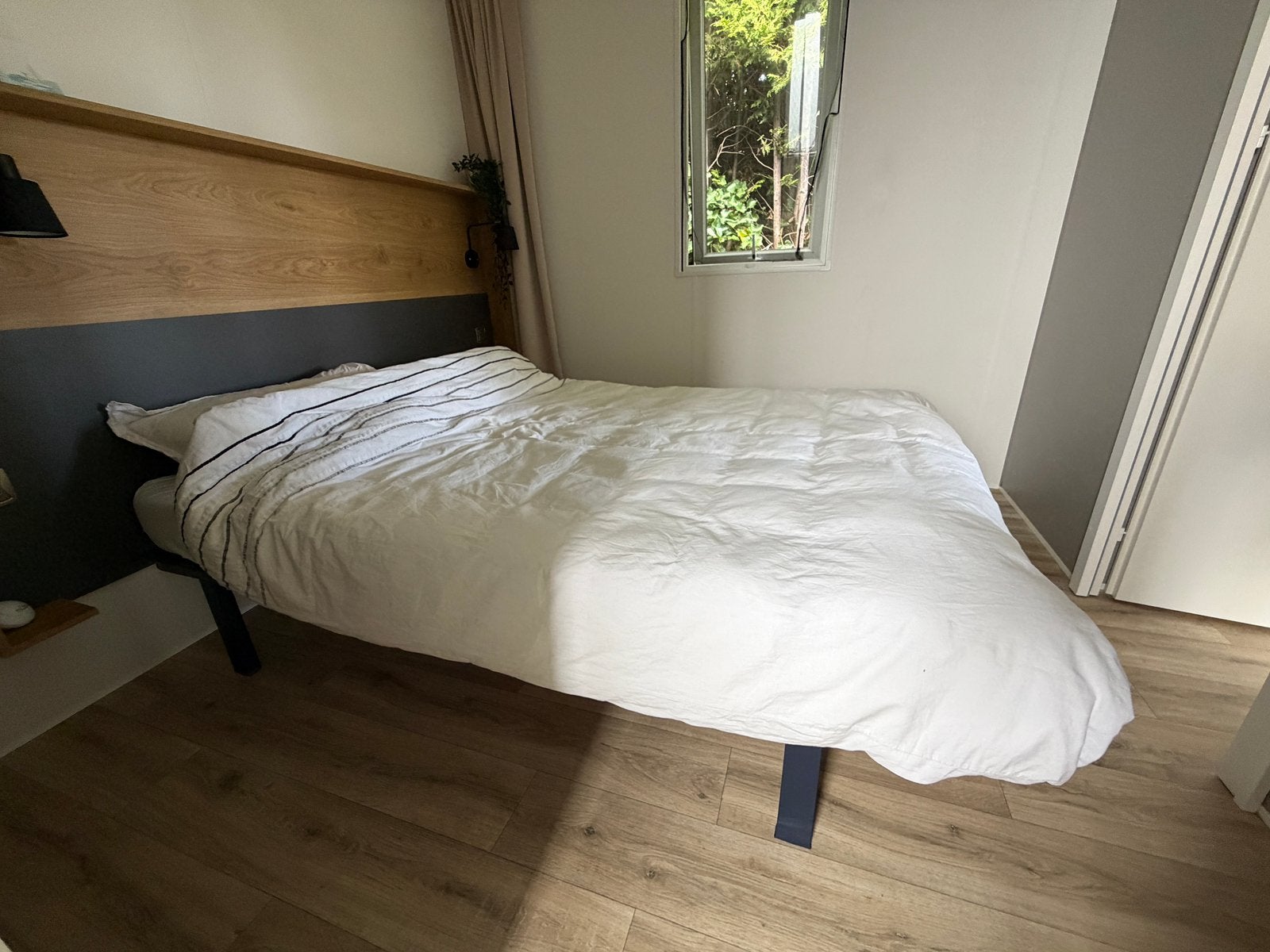 Twee persoons bed + matras, Huis en Inrichting, Ophalen, Zo goed als nieuw, Tweepersoons, Hout
