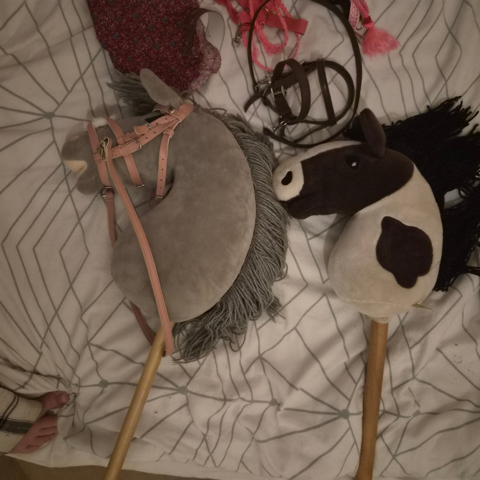 2 hobby horses met stal, hindernis en accesoires, Ophalen, Zo goed als nieuw