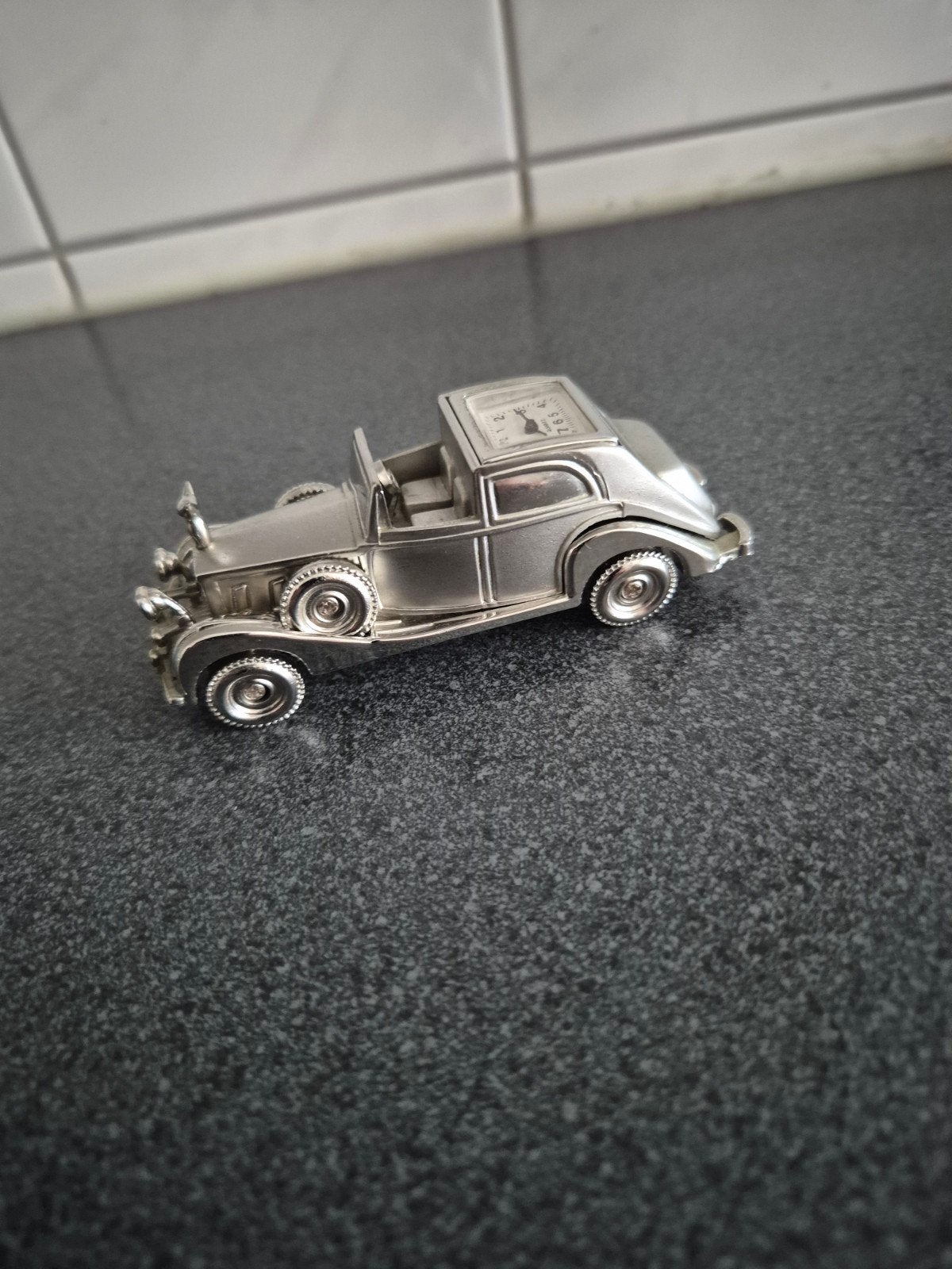 Zilverkleurige Auto met Klokje - Decoratief Item, Ophalen of Verzenden, Gebruikt, Auto's