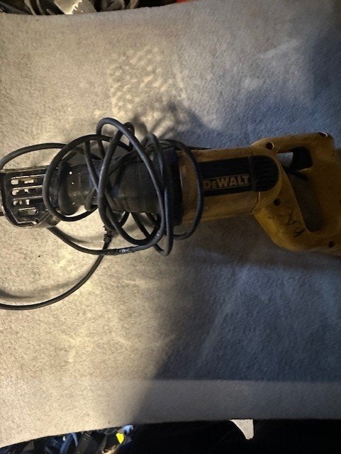 Reciprozaag De Walt 230 volt., Gebruikt, 70 mm of meer, 600 tot 1200 watt, Ophalen of Verzenden