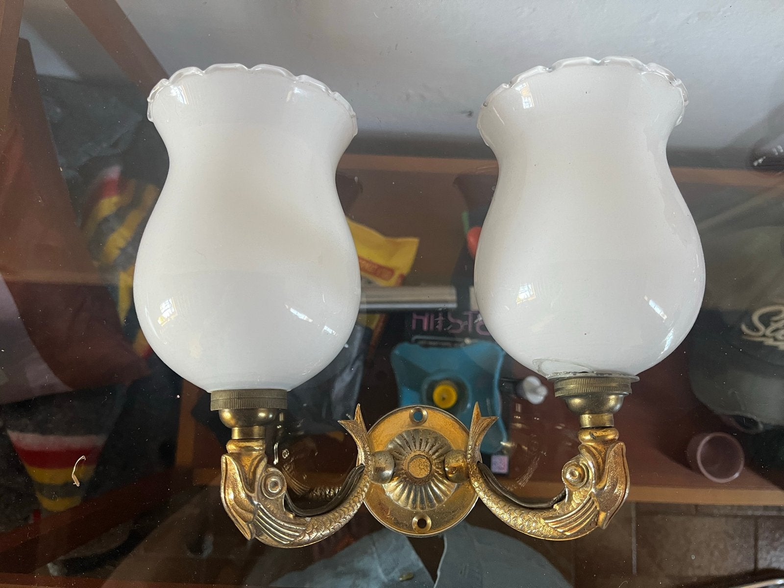 Vintage wandlamp met twee opaline glazen kappen, Antiek en Kunst, Ophalen of Verzenden