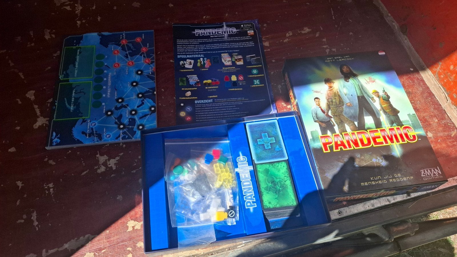 pandemic kun jij de mensheid redden, Drie of vier spelers, Ophalen of Verzenden, Zo goed als nieuw, Zwan games