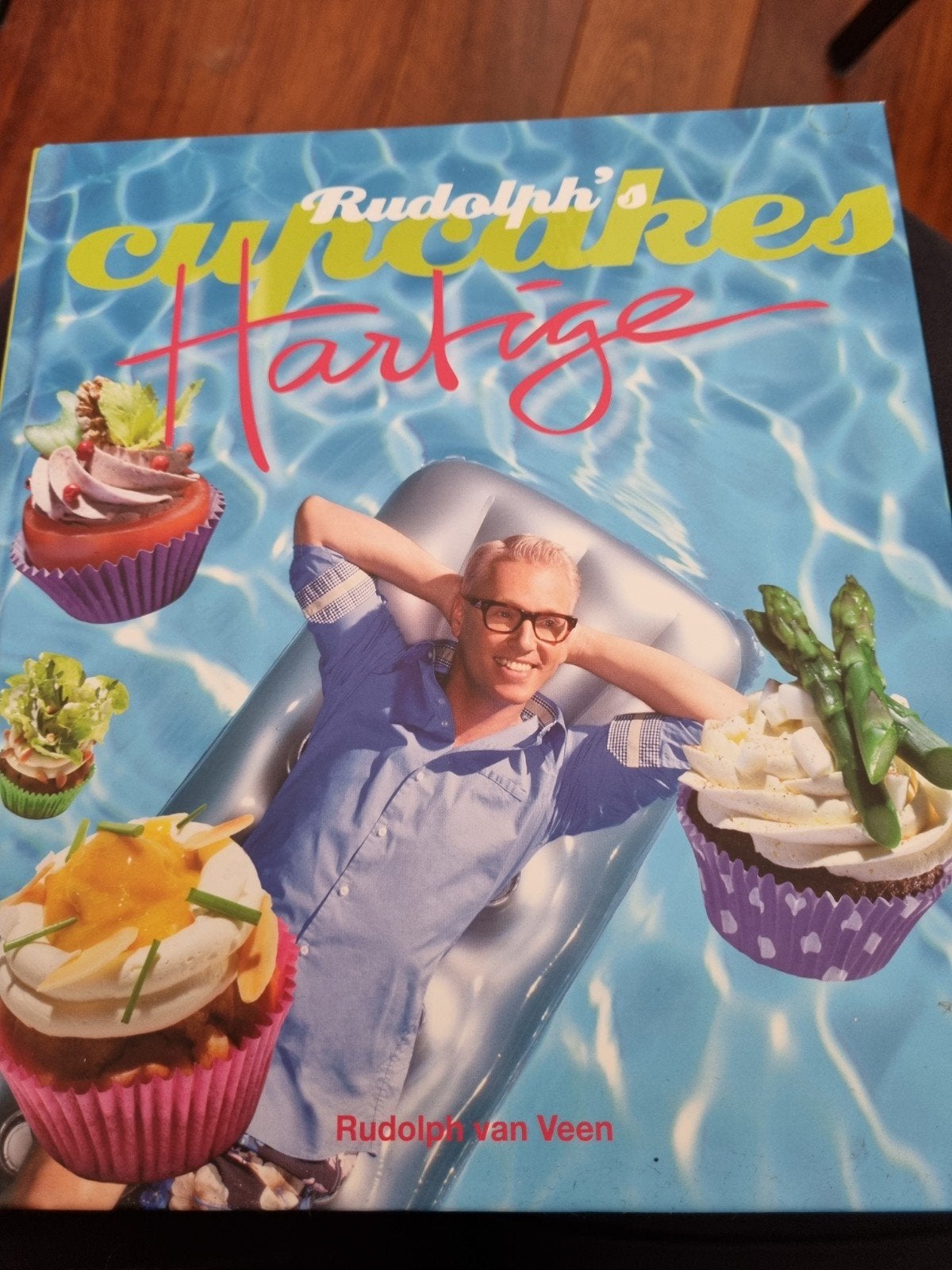Rudolph's Hartige Cupcakes - Rudolph van Veen kookboek, Boeken, Ophalen of Verzenden, Zo goed als nieuw, Rudolph van Veen, Hoofdgerechten