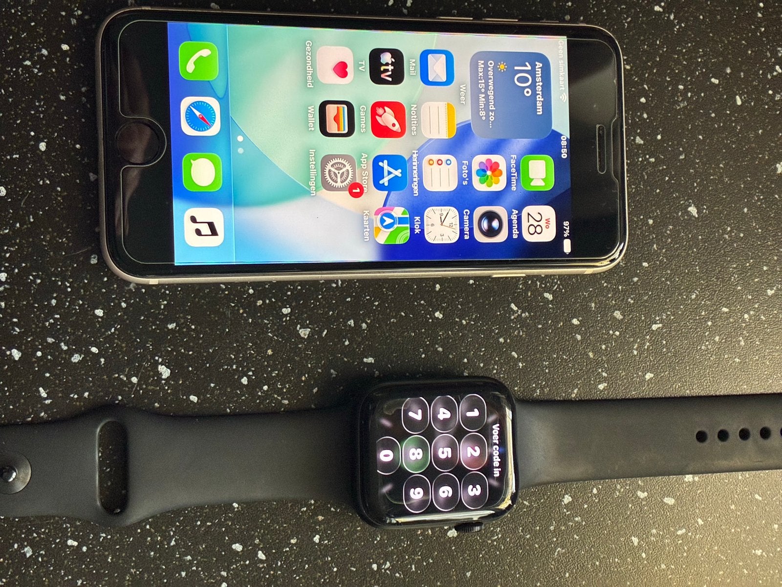 iPhone SE 64 gb en Apple Watch SE (2e gen) - Zo goed als ni, Telecommunicatie, Ophalen, 83 %, Wit, Zo goed als nieuw