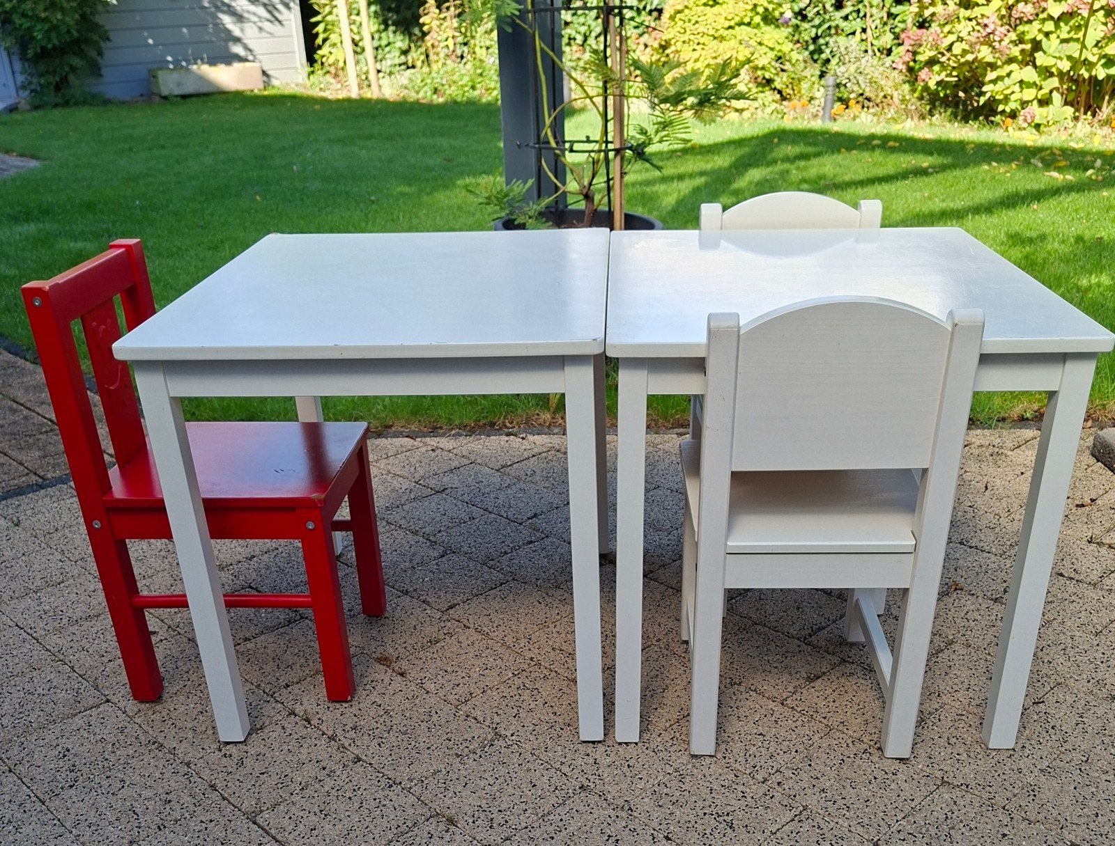Ikea Kritter: 2 tafels, 3 stoeltjes (2 wit, 1 rood), Ophalen, Gebruikt, Stoel(en)