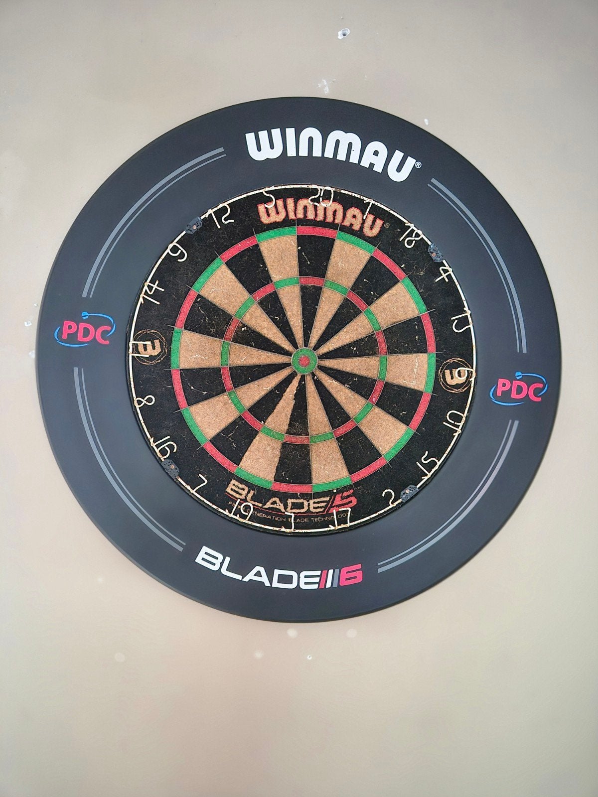 Dartbord + Surround ring + dart dock met pijlen, Sport en Fitness, Darts, Ophalen, Zo goed als nieuw, Dartbord met pijlen