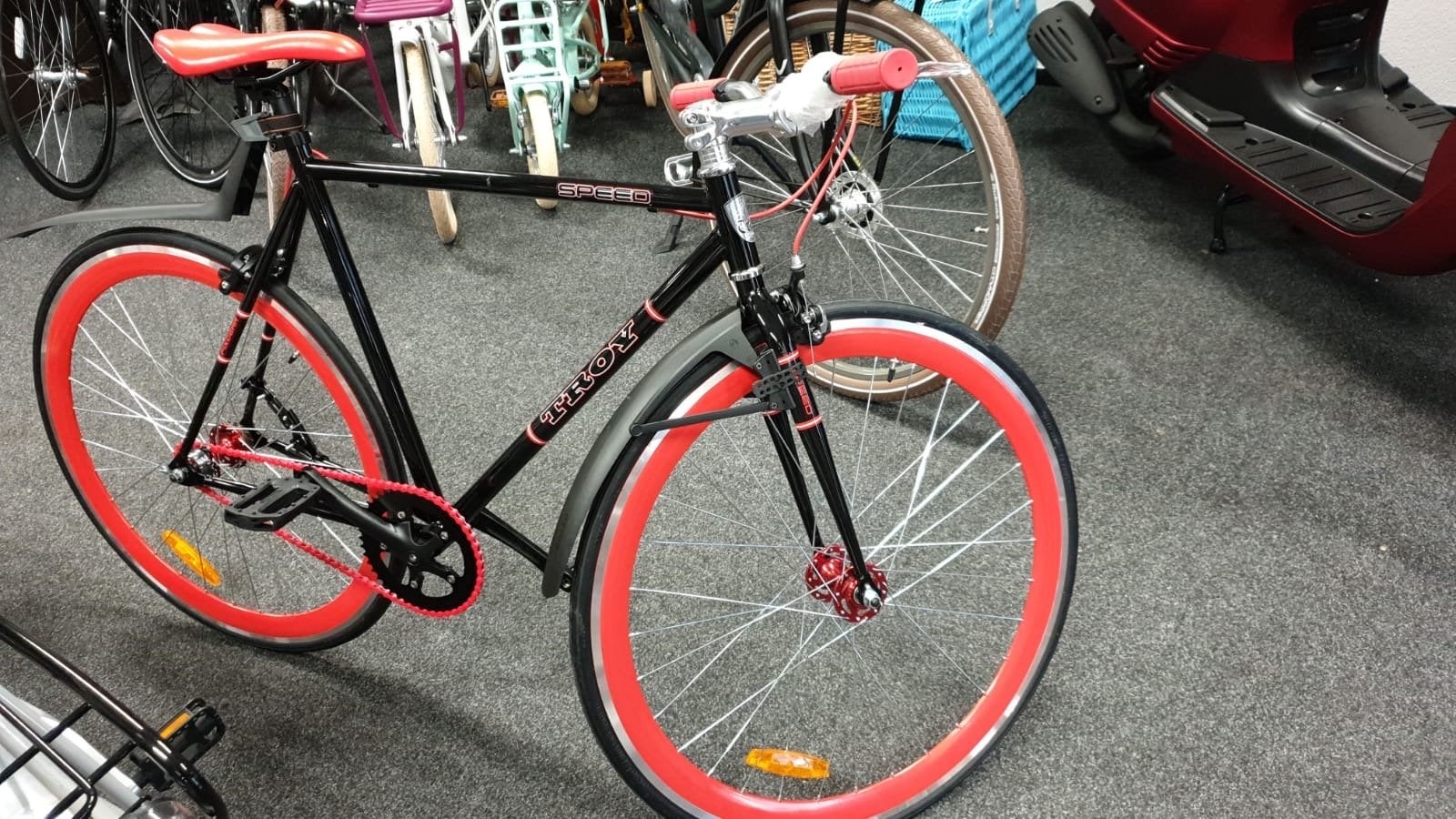 Troy speed fiets met rode accenten en gebruikssporen, Gebruikt, Velgrem, Versnellingen, 53 tot 57 cm