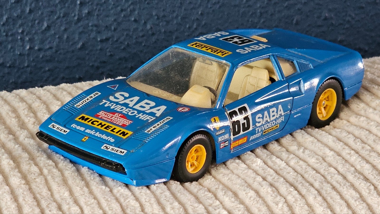 Burago Ferrari 308 GTB Saba Race Car 1:24, Ophalen, Gebruikt, Auto, Bburago