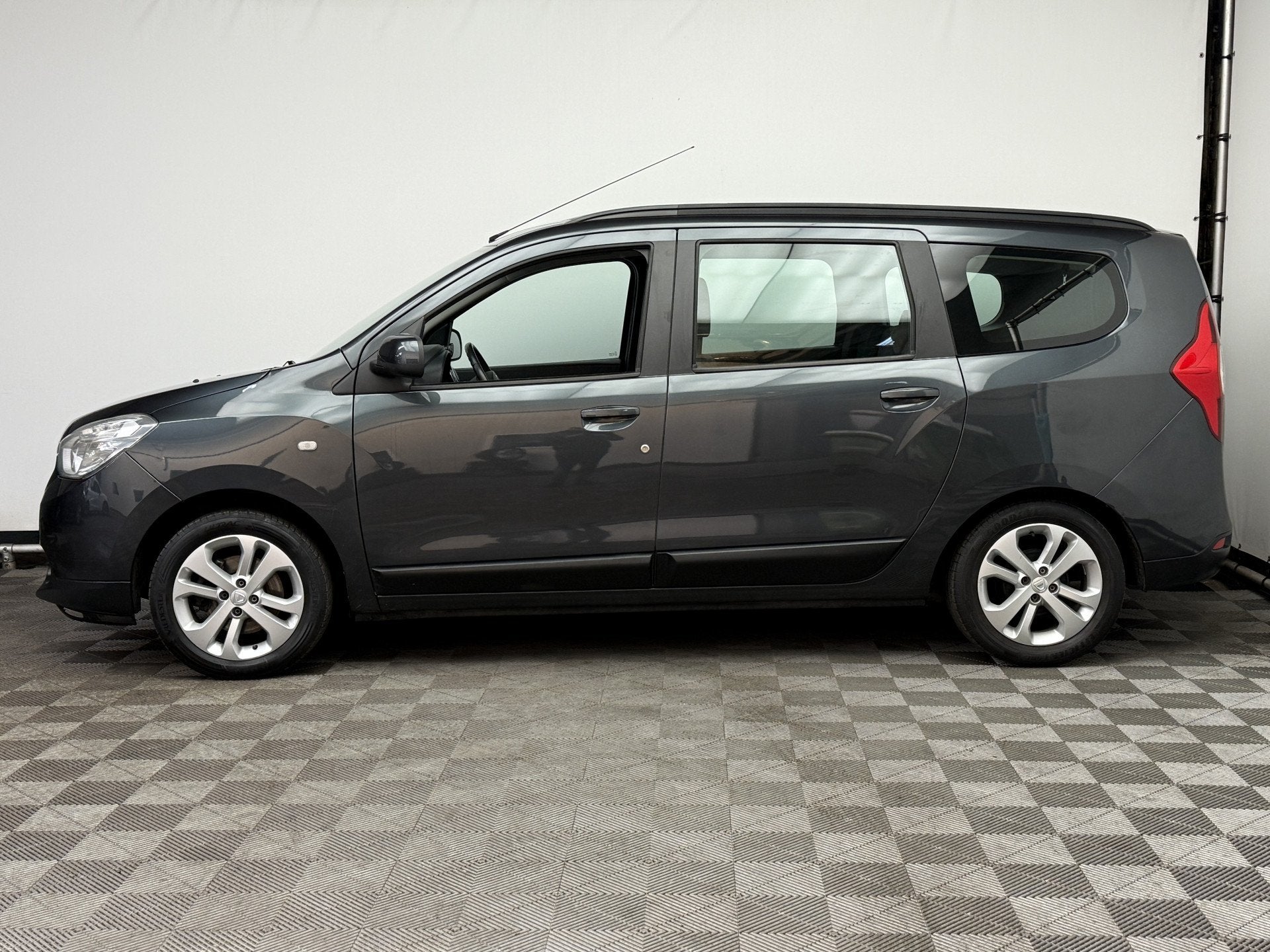 Dacia Lodgy 1.2 TCe Prestige 5p. Airco Navi LM16" Trekhaak N, Auto's, Voorwielaandrijving, Euro 5, Stof, Gebruikt