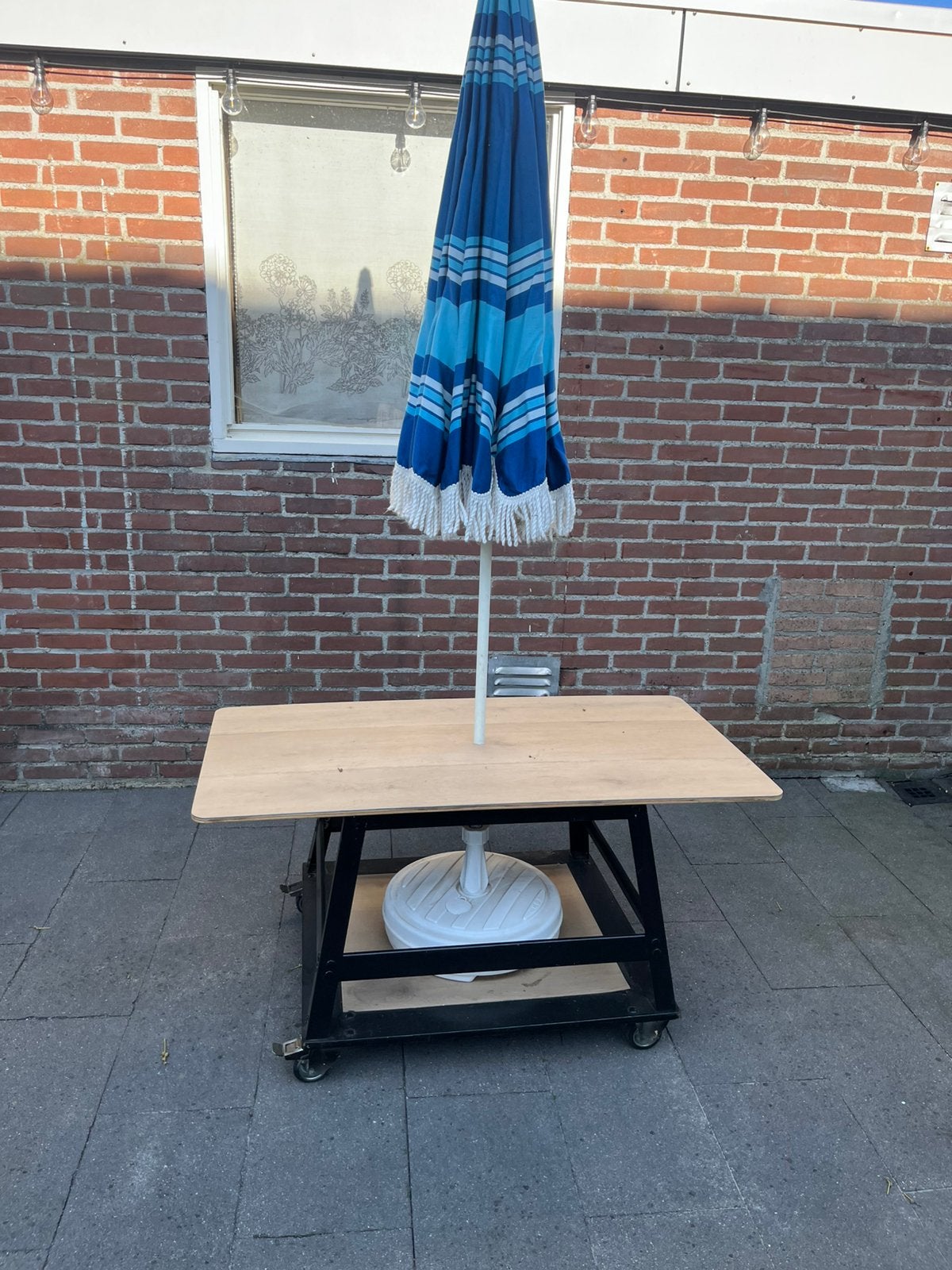 Verrijdbare tafel met parasol, Zo goed als nieuw, Rechthoekig, Hout, Ophalen