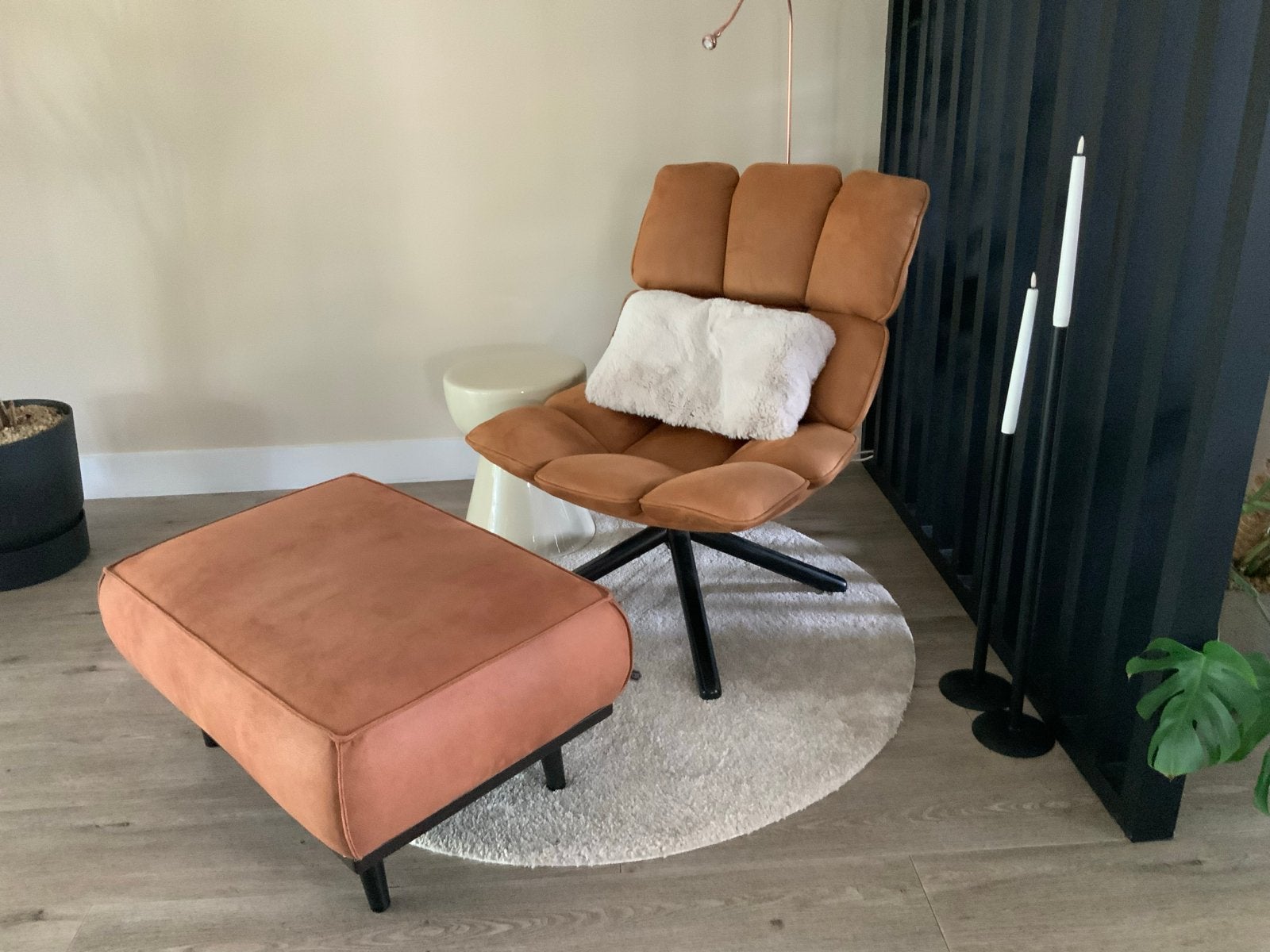 Comfortabele draaifauteuil met poef - Cognac kleur, Ophalen, Zo goed als nieuw, Stof, 75 tot 100 cm