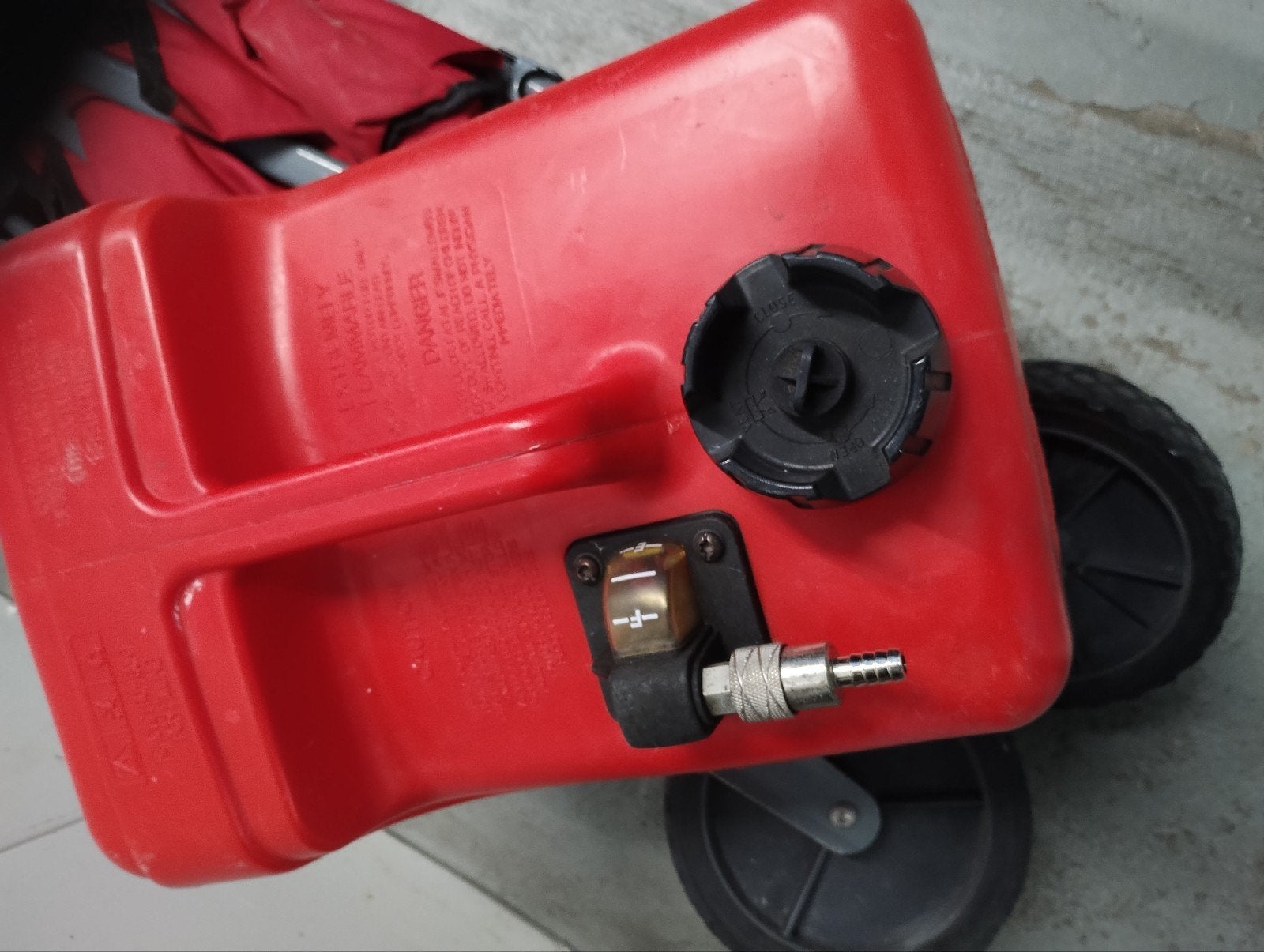 Benzinetank voor buitenboordmotor 12L met snelkoppelingen, Watersport en Boten, Ophalen of Verzenden, Zo goed als nieuw