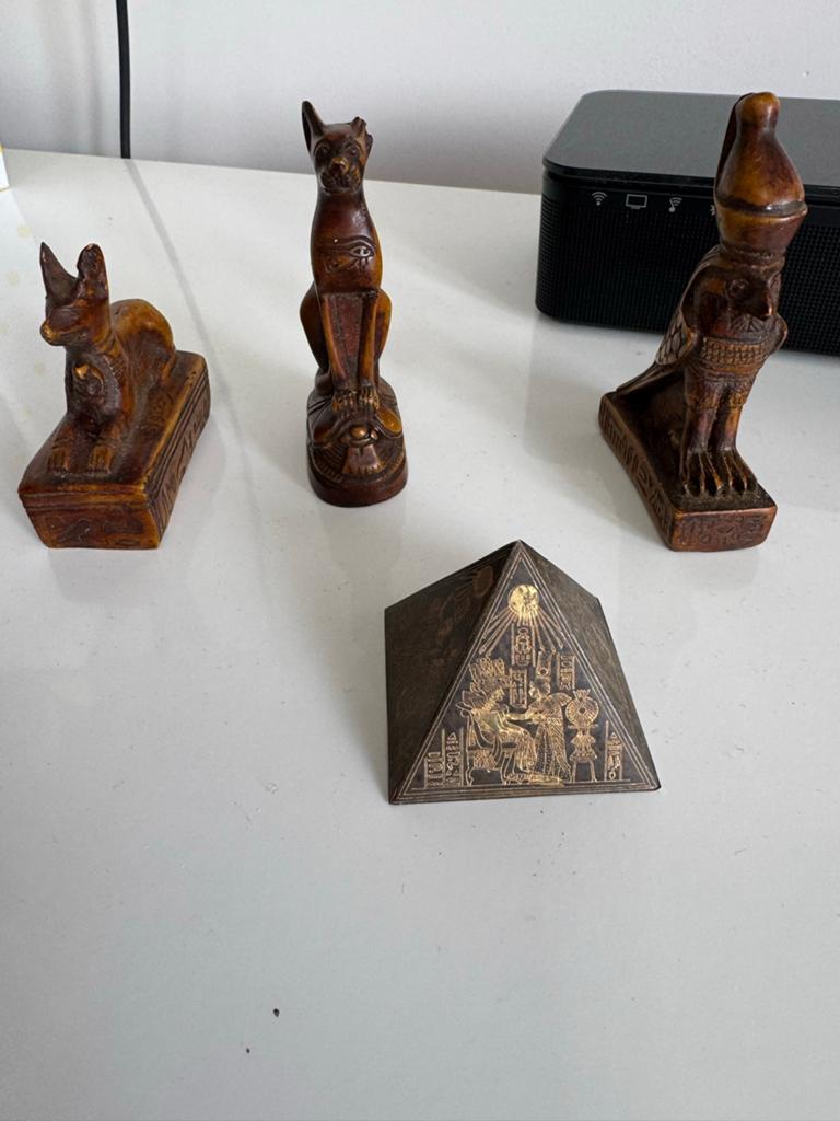 Egyptische Beeldjes Set: Anubis, Bastet, Horus & Piramide, Verzamelen, Beelden en Beeldjes, Zo goed als nieuw, Overige typen, Ophalen of Verzenden