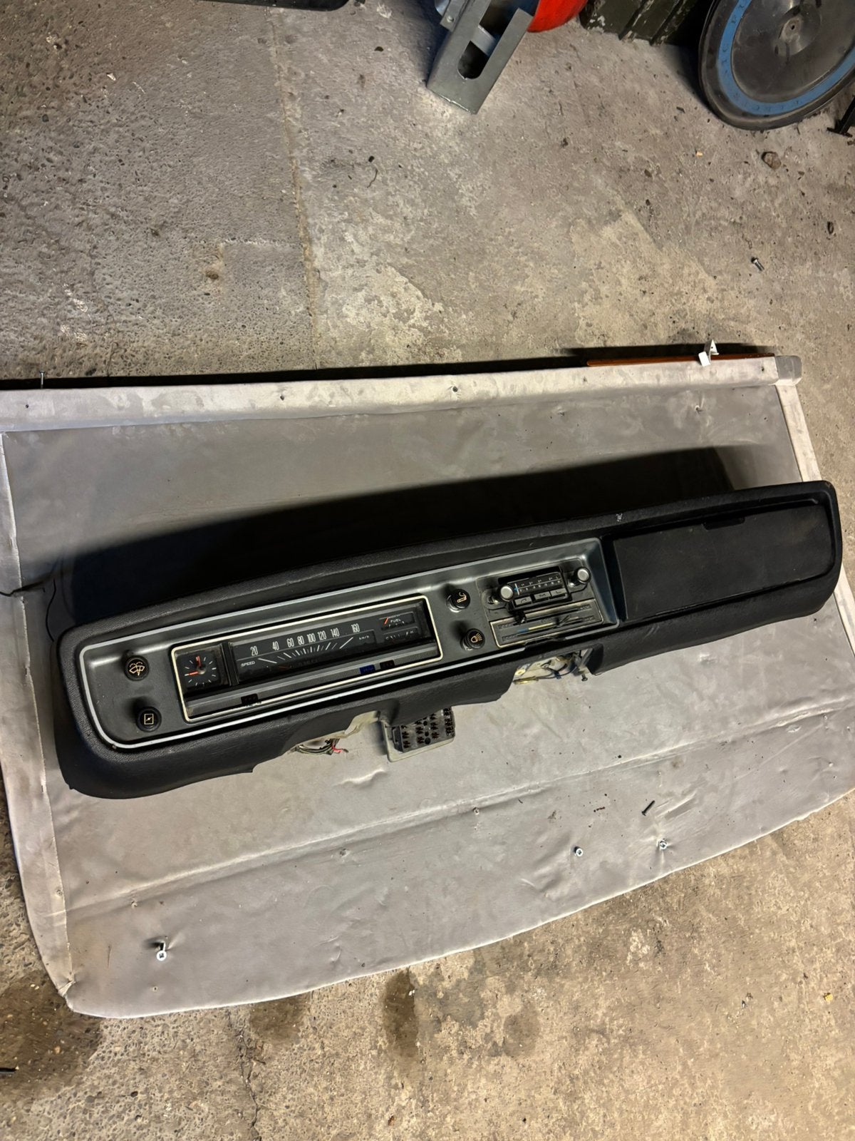 Datsun 1200 dashboard, Ophalen