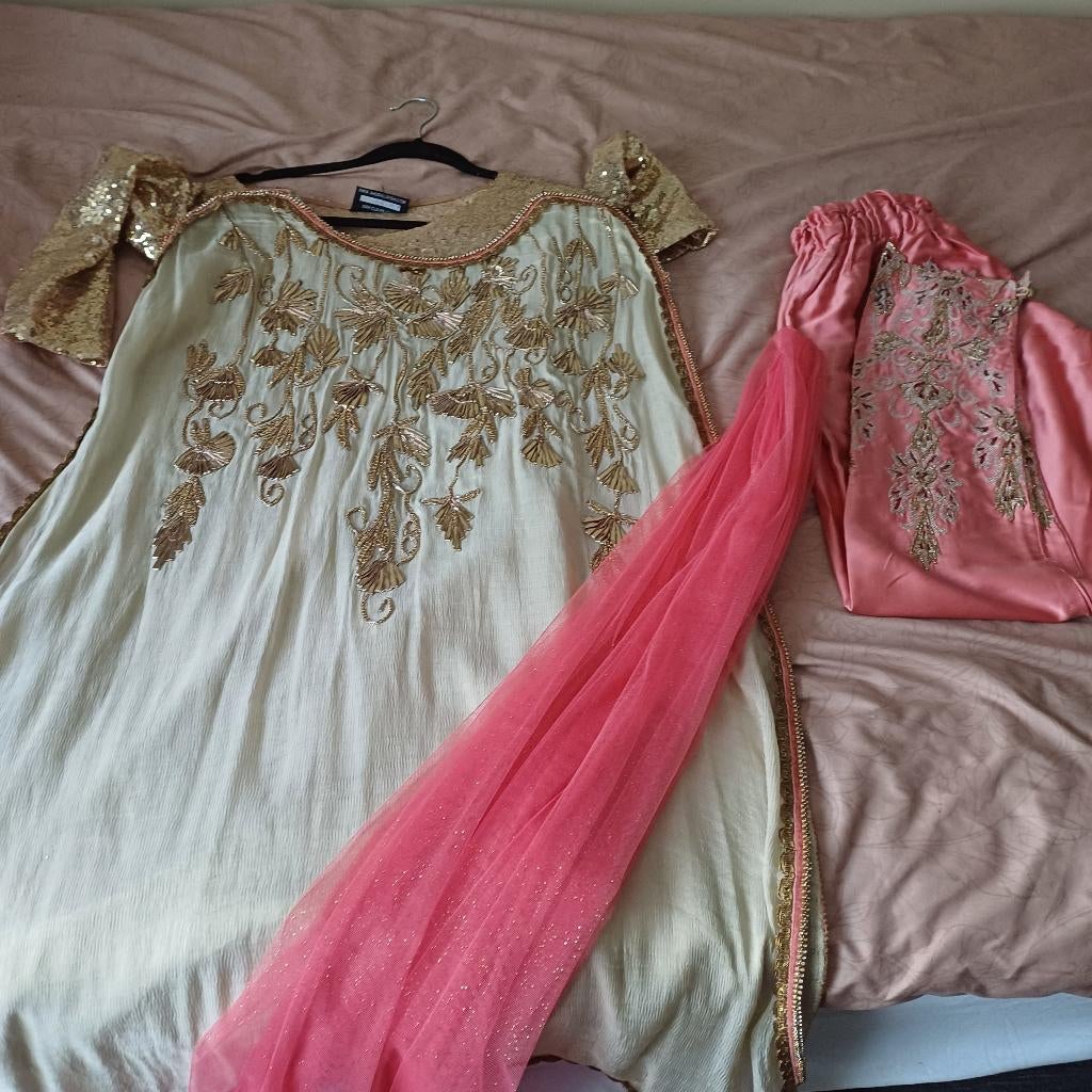 Party dress, Overige typen, Beige, Ophalen of Verzenden, Zo goed als nieuw