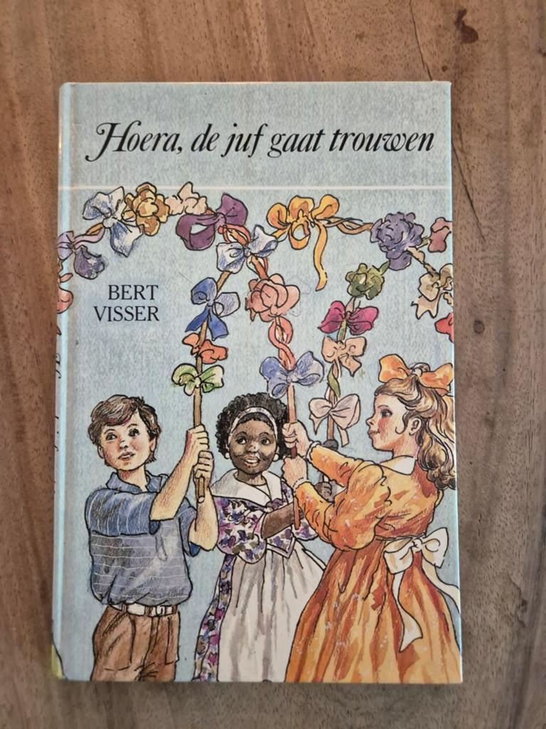 Hoera, de juf gaat trouwen - Bert Visser (kinderboek), Ophalen of Verzenden, Gelezen, Bert Visser, Fictie algemeen