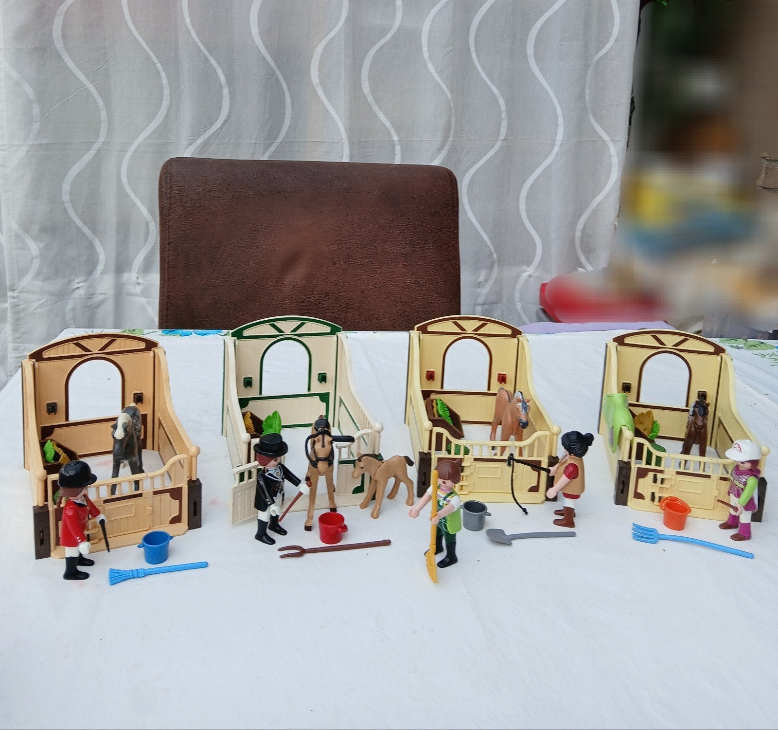 Playmobil, 4 paardenboxen met extra veulen en stalhulp, Ophalen of Verzenden, Gebruikt