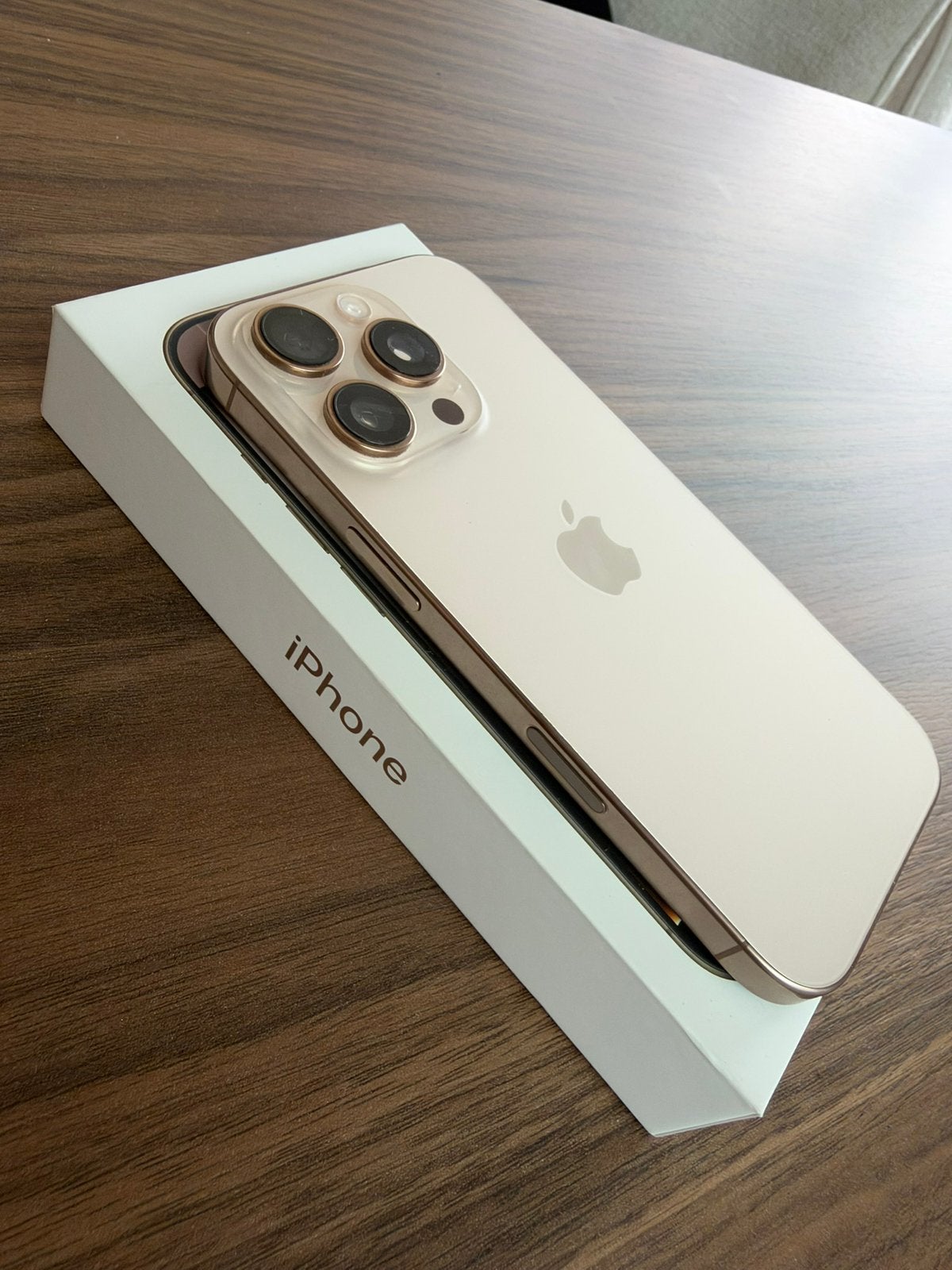 Apple iPhone 16 Pro - 512GB - Titanium Dessert - ZGAN, 83 %, 512 GB, Zo goed als nieuw, Zonder simlock
