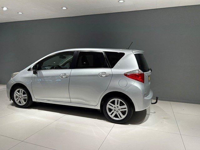 TOYOTA Verso-S 1.3 VVT-i 99pk CVT Dynamic Pano Trekhaak Clim, Auto's, Toyota, Stof, Gebruikt, Zwart, 4 cilinders