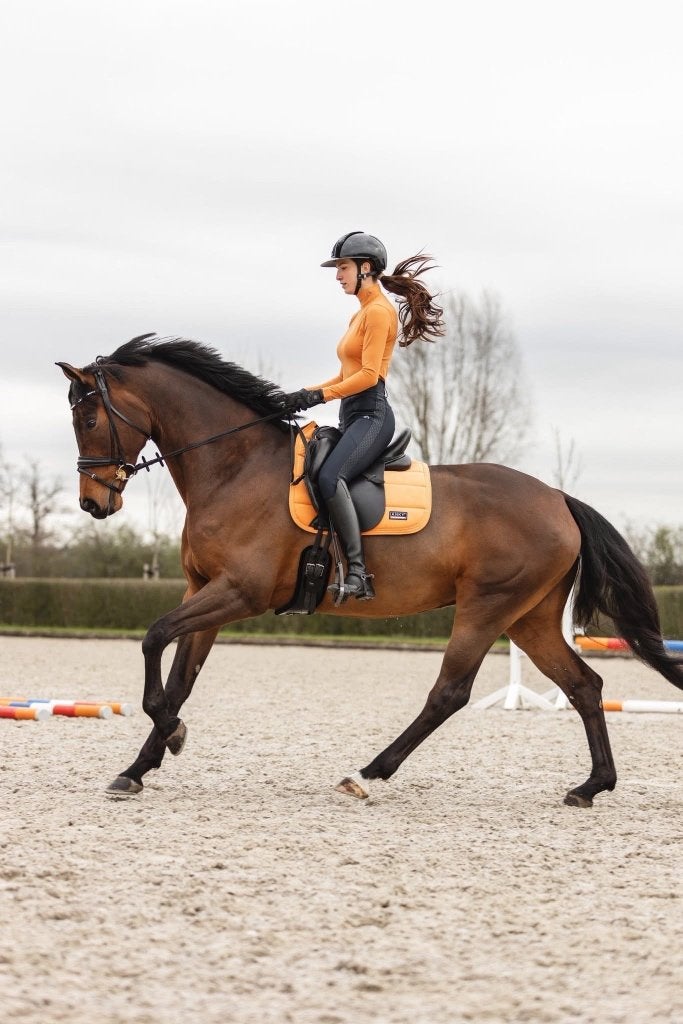 KM Worldriding zadel, Dieren en Toebehoren, Paarden en Pony's | Zadels, Dressuur, M (17 inch), Diepe zit, Kniewrongen
