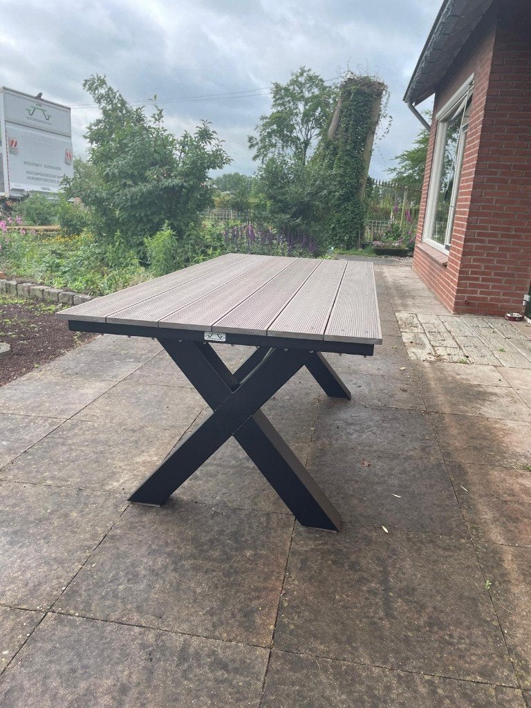 Tuintafel met kleine schade, stalen frame, composiet blad., Ophalen, Dieselstraat 8, Zo goed als nieuw, Info@houtcomposietdiscount.nl