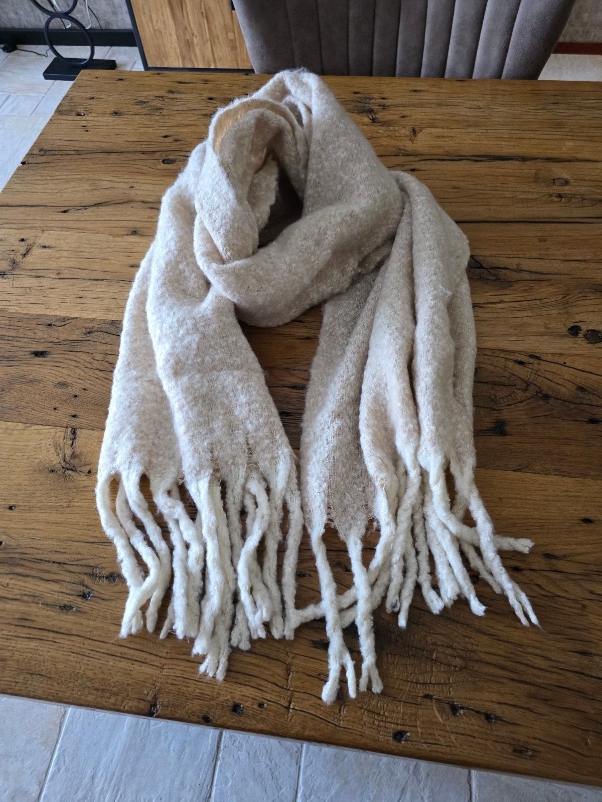 Te koop nieuwe beige dames sjaal. Sjaal was 39,95 gekocht bi, Ophalen of Verzenden, Nieuw, Sjaal