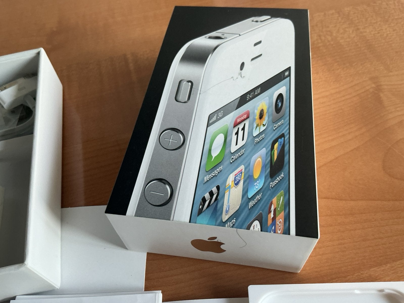 Lege doos iphone 4 met laadkabel en stekker incl info, Ophalen of Verzenden, Zo goed als nieuw