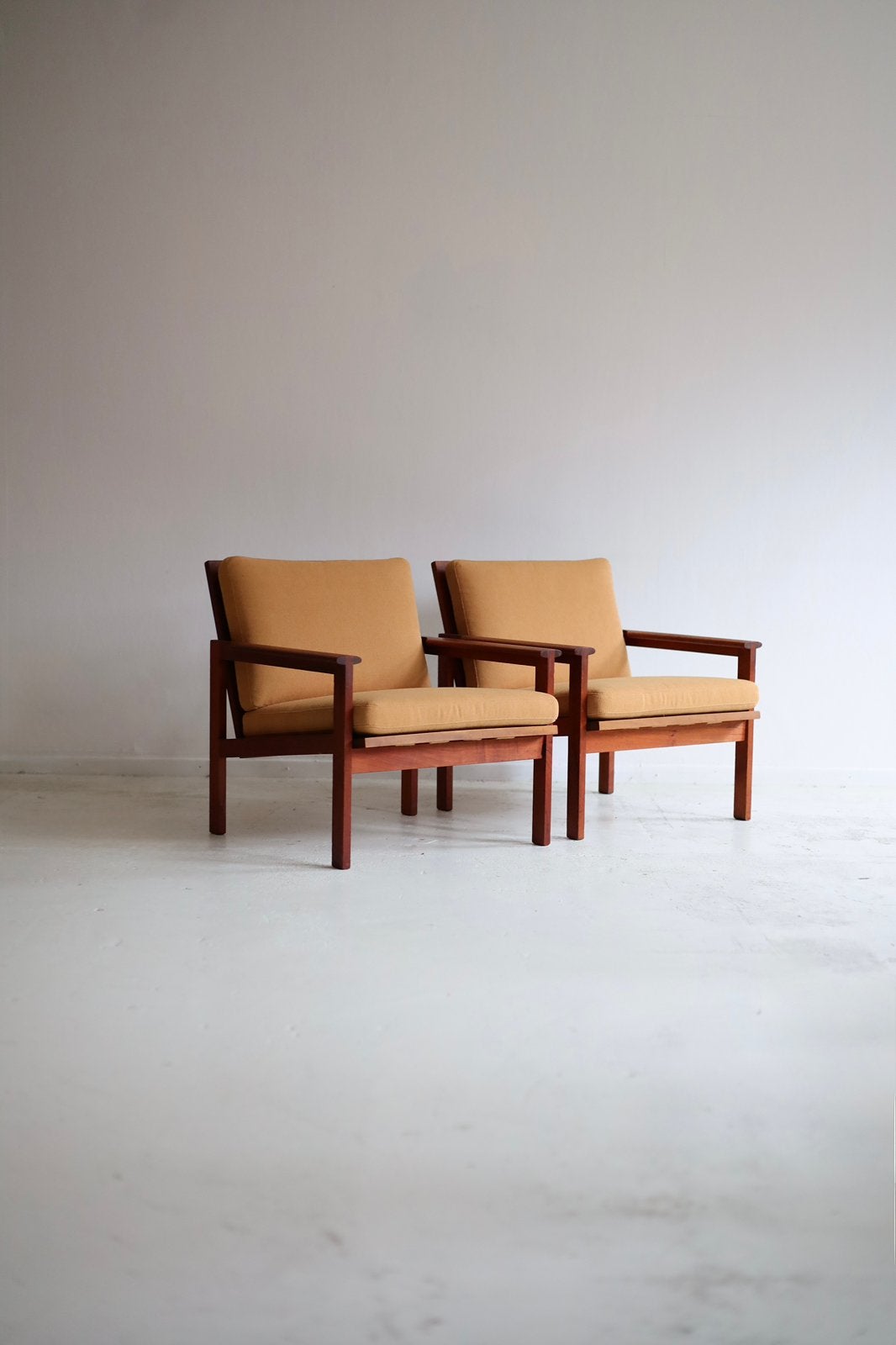 Set van 2 Capella fauteuils Illum Wikkelso, Niels Eilersen, Ophalen, Hout, Vintage design, Pim@tijdperk.eu  leyla@tijdperk.eu