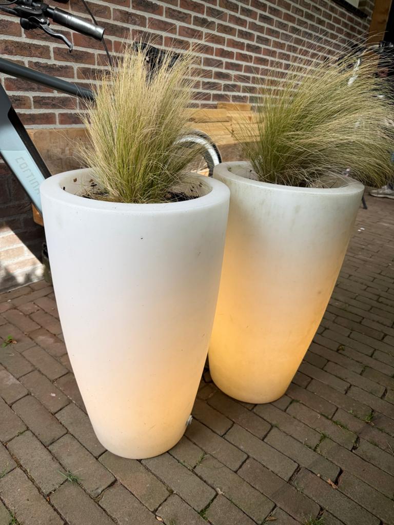 2 Witte Kunststof Bloempotten met Hue Verlichting, Tuin en Terras, Bloembakken en Plantenbakken, Ophalen, Kunststof, Gebruikt
