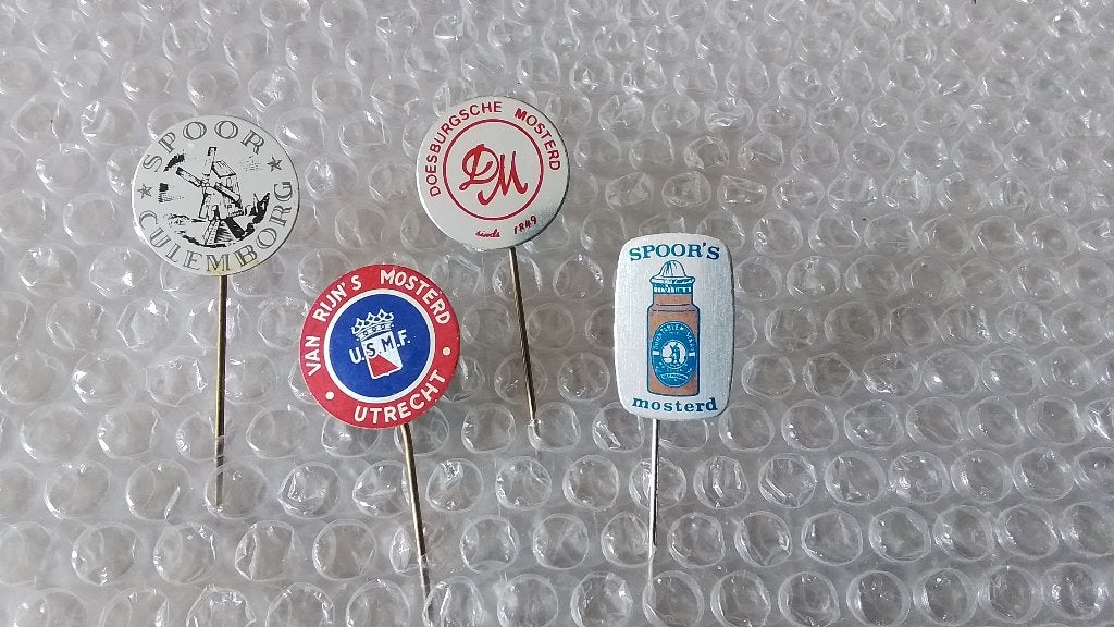 4 verschillende speldjes mosterd, Verzamelen, Ophalen of Verzenden, Zo goed als nieuw, Overige onderwerpen