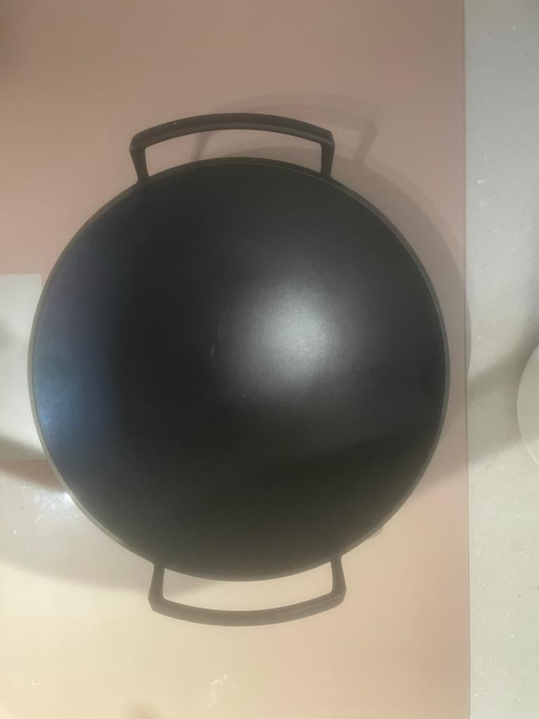 Le Creuset Wokpan 36 cm - Gietijzer, Huis en Inrichting, Keuken | Potten en Pannen, Ophalen, Zo goed als nieuw, Wok, Gietijzer