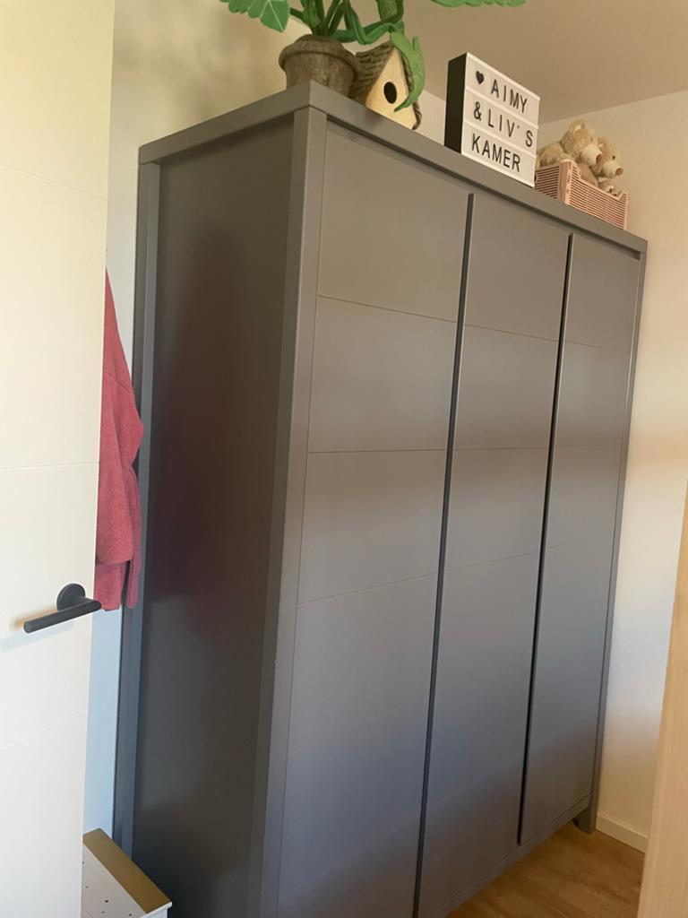 Grijze Bopita 3-deurskast, hij moet zo snel mogelijk weg!, Ophalen, Gebruikt, 50 tot 70 cm, 105 cm of meer