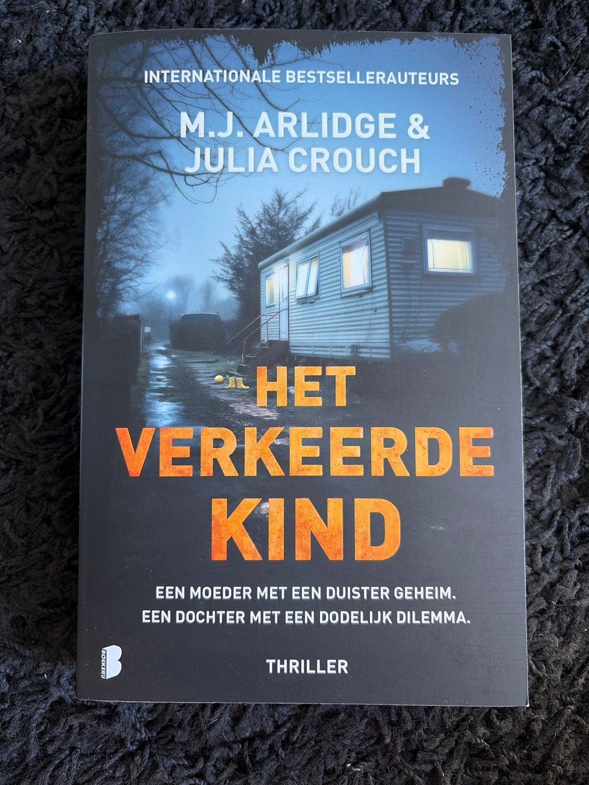 Het Verkeerde Kind - M.J. Arlidge & Julia Crouch (Thriller), Ophalen of Verzenden, Zo goed als nieuw, Europa overig