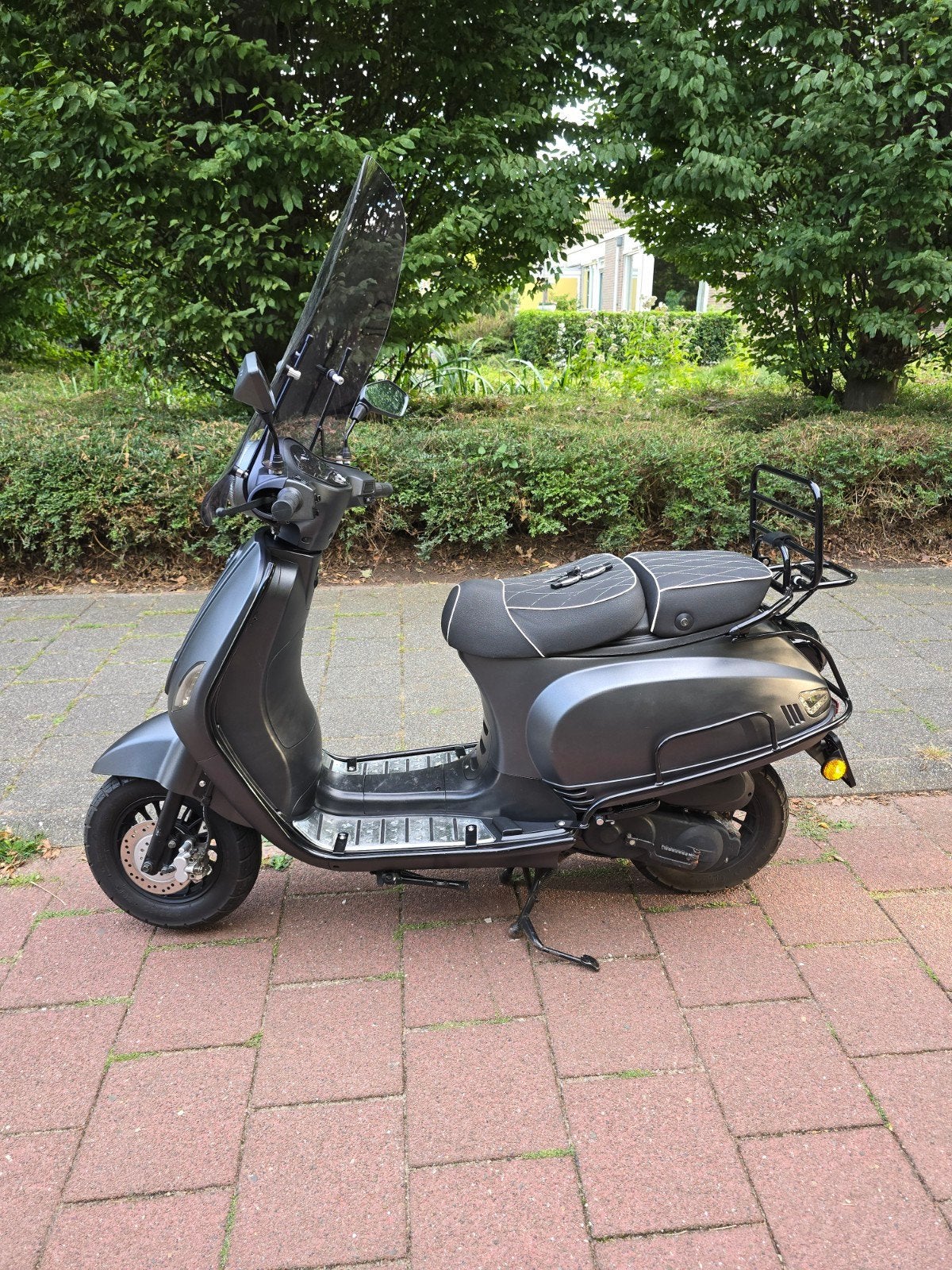 super mooie brom scooter met extra's, Ophalen, Maximaal 45 km/u, Zo goed als nieuw, Benzine