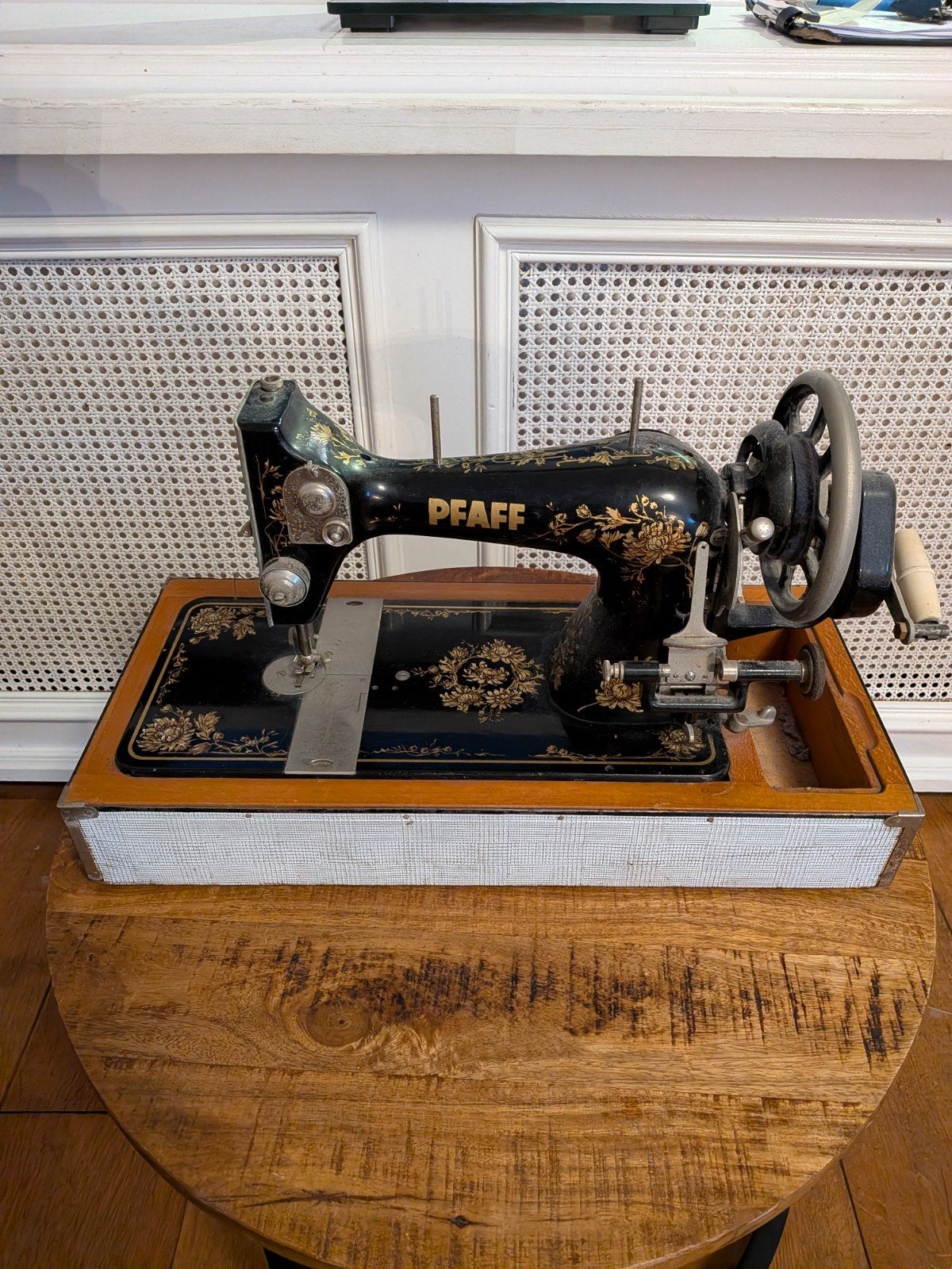 Retro Pfaff naaimachine
Leuke eyecatcher
Repro model, Ophalen