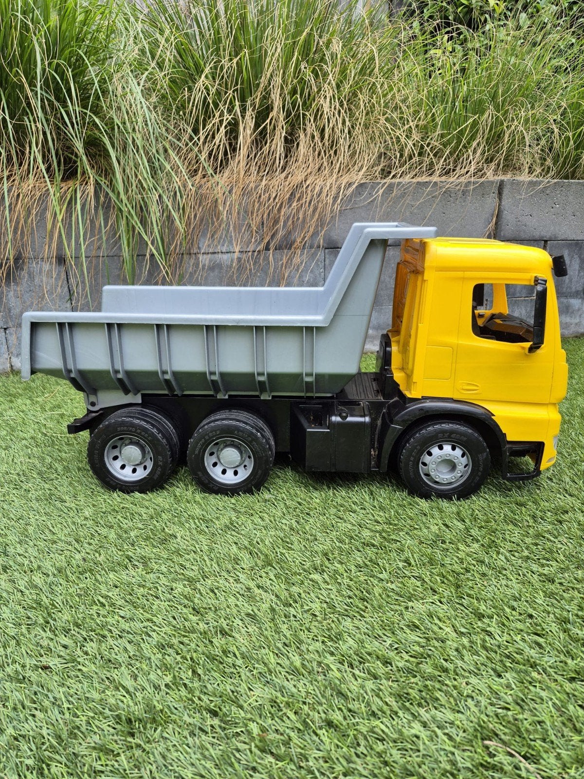 Lena Giga Trucks Mercedes-Benz Arocs kiepwagen groot, Ophalen