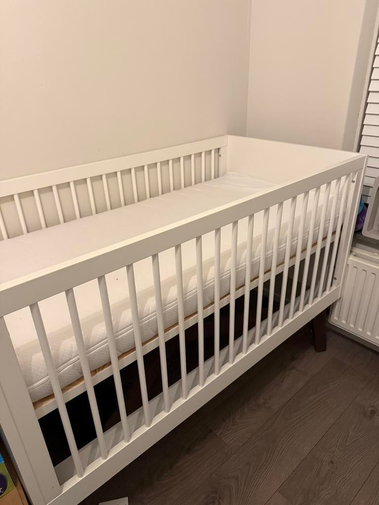 Kidsmill Sixties Babybed Wit Mat / Walnoot, Kinderen en Baby's, Kinderkamer | Bedden, Gebruikt, Ophalen of Verzenden, Lattenbodem