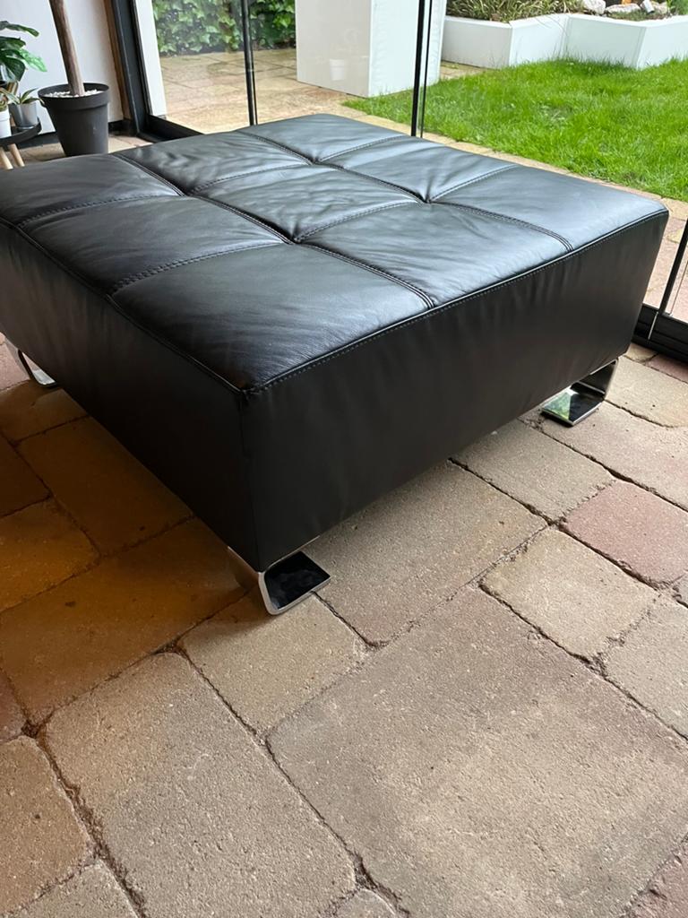 Zwarte leren poef / hocker met chromen poten, Ophalen, Gebruikt, Vierkant, Leer