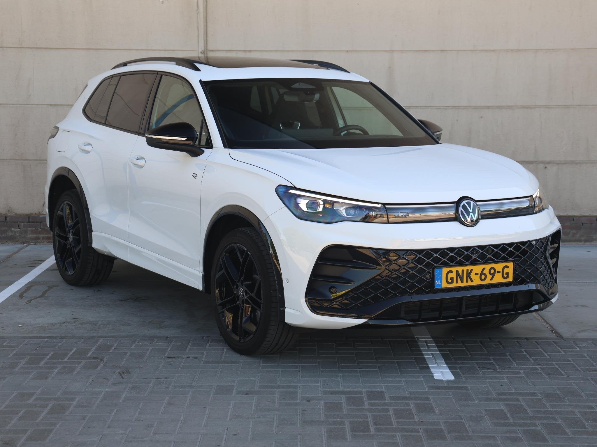 Volkswagen Tiguan 1.5 eHybrid R-Line Business 272PK DSG Blac, Stof, 4 cilinders, 2000 kg, 150 min