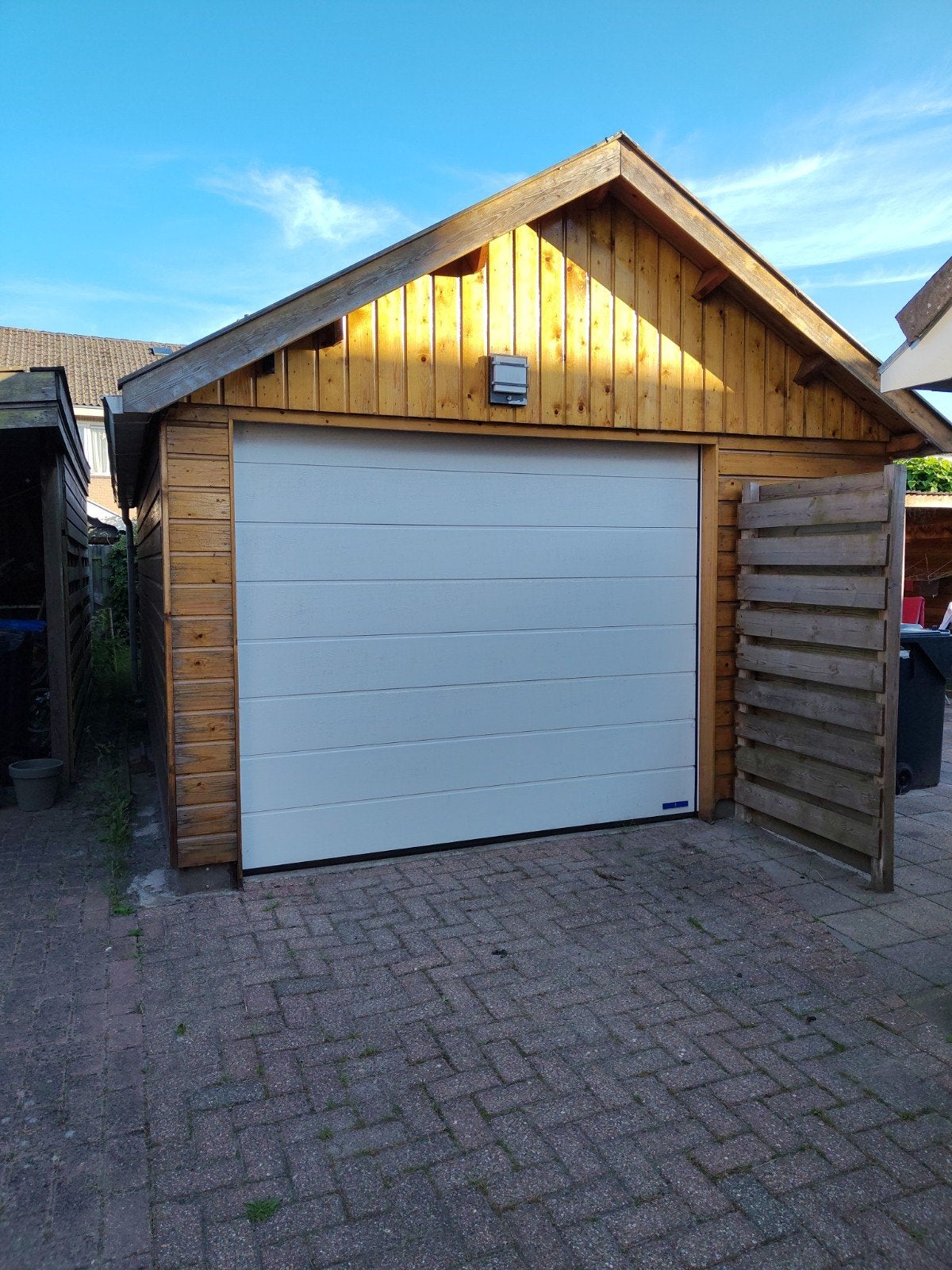 Ruime houten garage met overheaddeur (4m breed, 6m lang), Auto diversen, Autostallingen en Garages