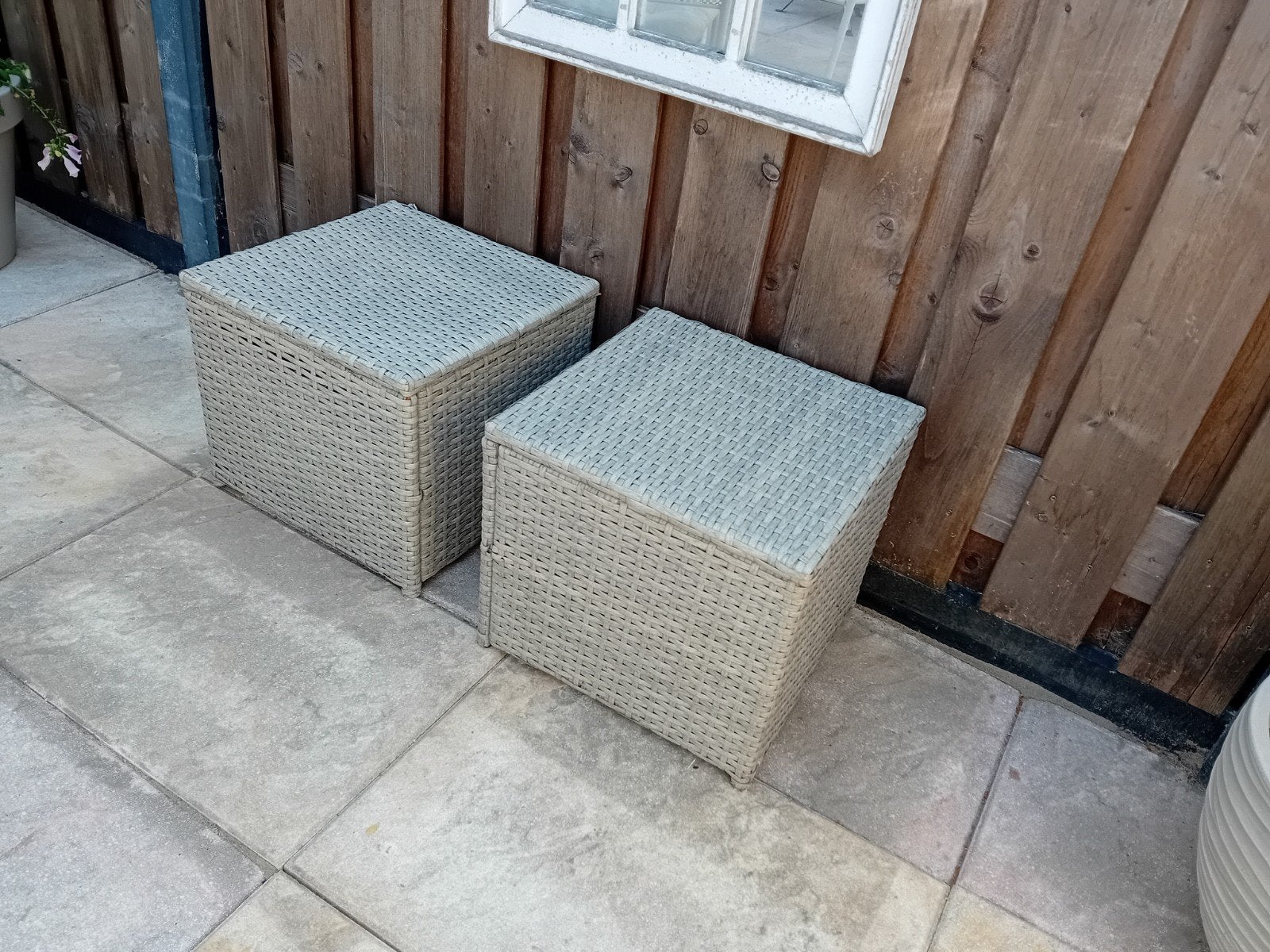 Twee bijzet tafeltjes - Rotan look, Huis en Inrichting, Tafels | Bijzettafels, Ophalen, Minder dan 45 cm, Gebruikt, Vierkant
