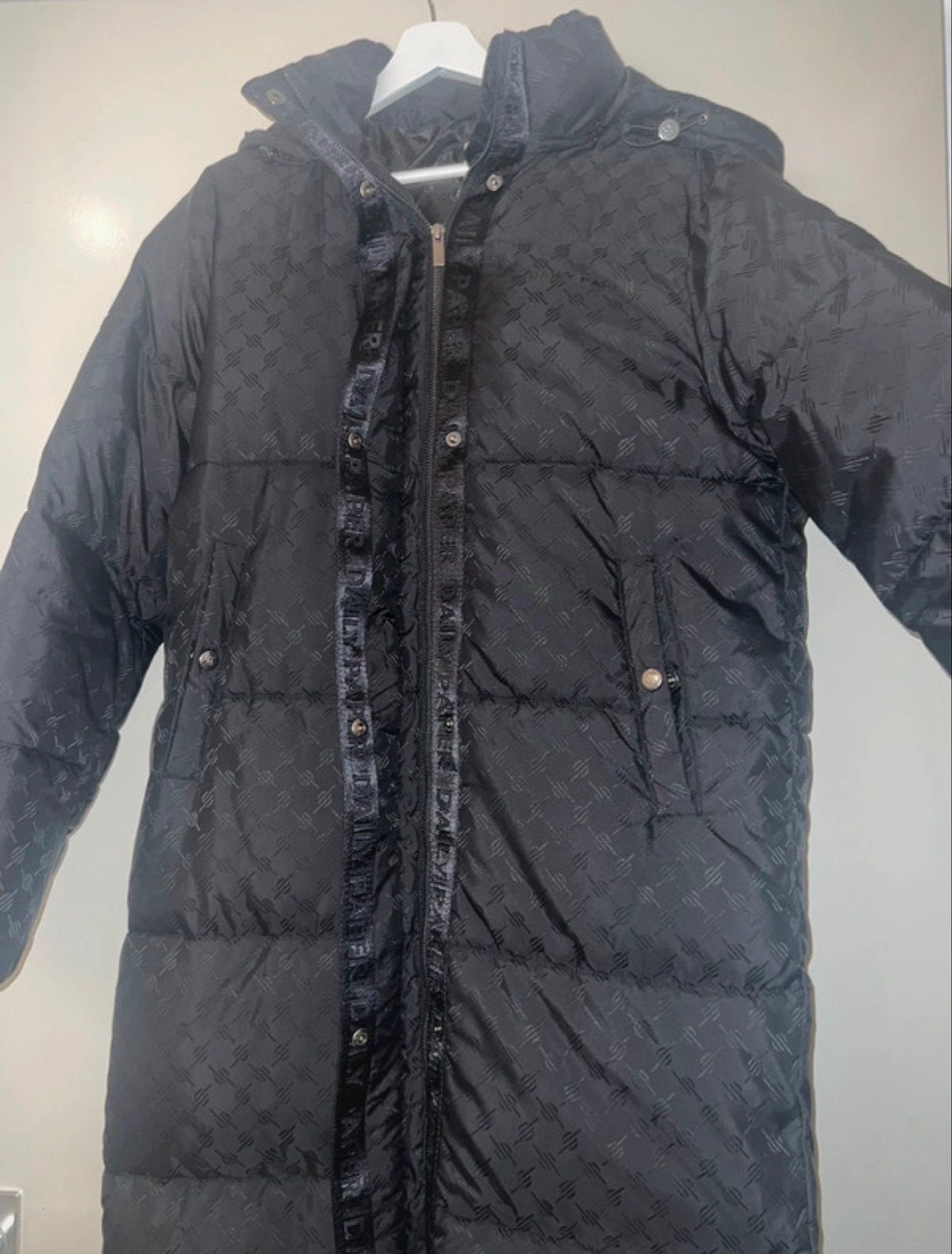 Daily Paper Puffer Jas Zwart met Monogram Patroon, Kleding | Dames, Jassen | Winter, Ophalen of Verzenden, Zo goed als nieuw, Maat 38/40 (M)