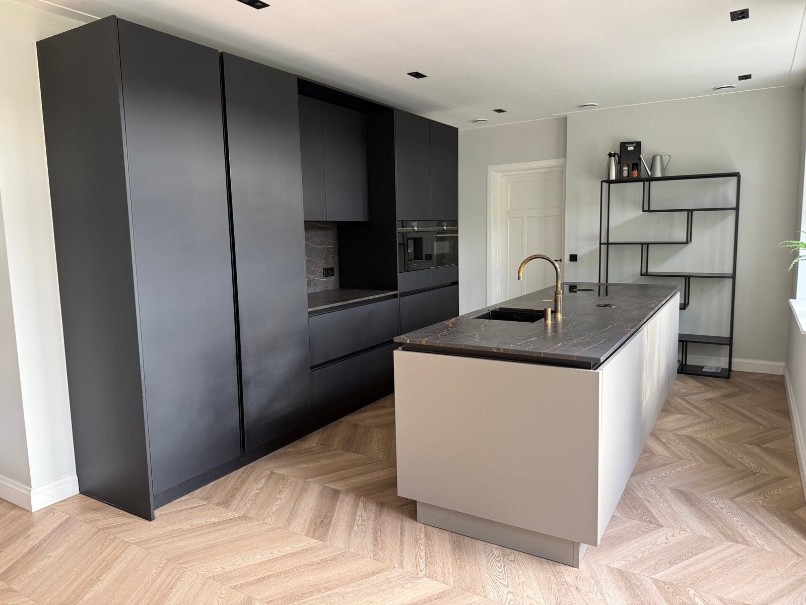Luxe keuken met kookeiland en inbouwapparatuur, Ophalen, Zwart, Zo goed als nieuw, Met kookeiland