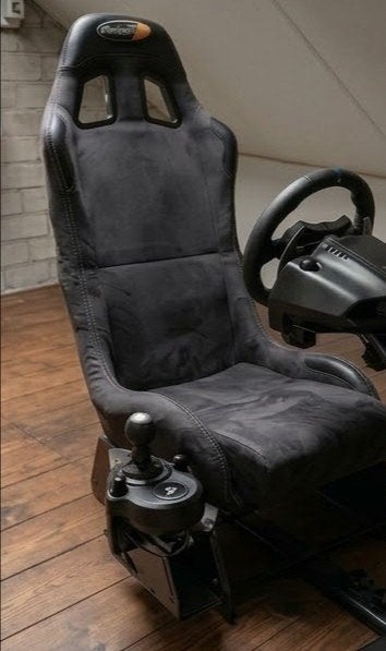 Foto 3 van Compleete Playseat Race Simulator - Logitech Stuur, Pedalen