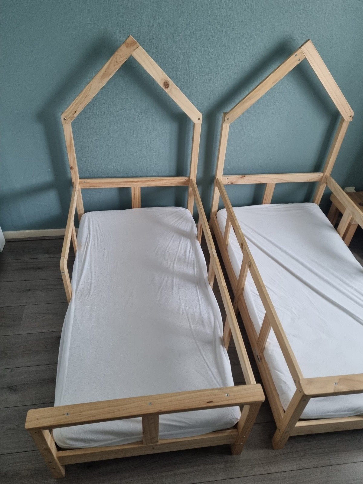 Houten peuter bedden in huisjesstijl met lattenbodem, Ophalen, Zo goed als nieuw, Box, Bedje of Wieg