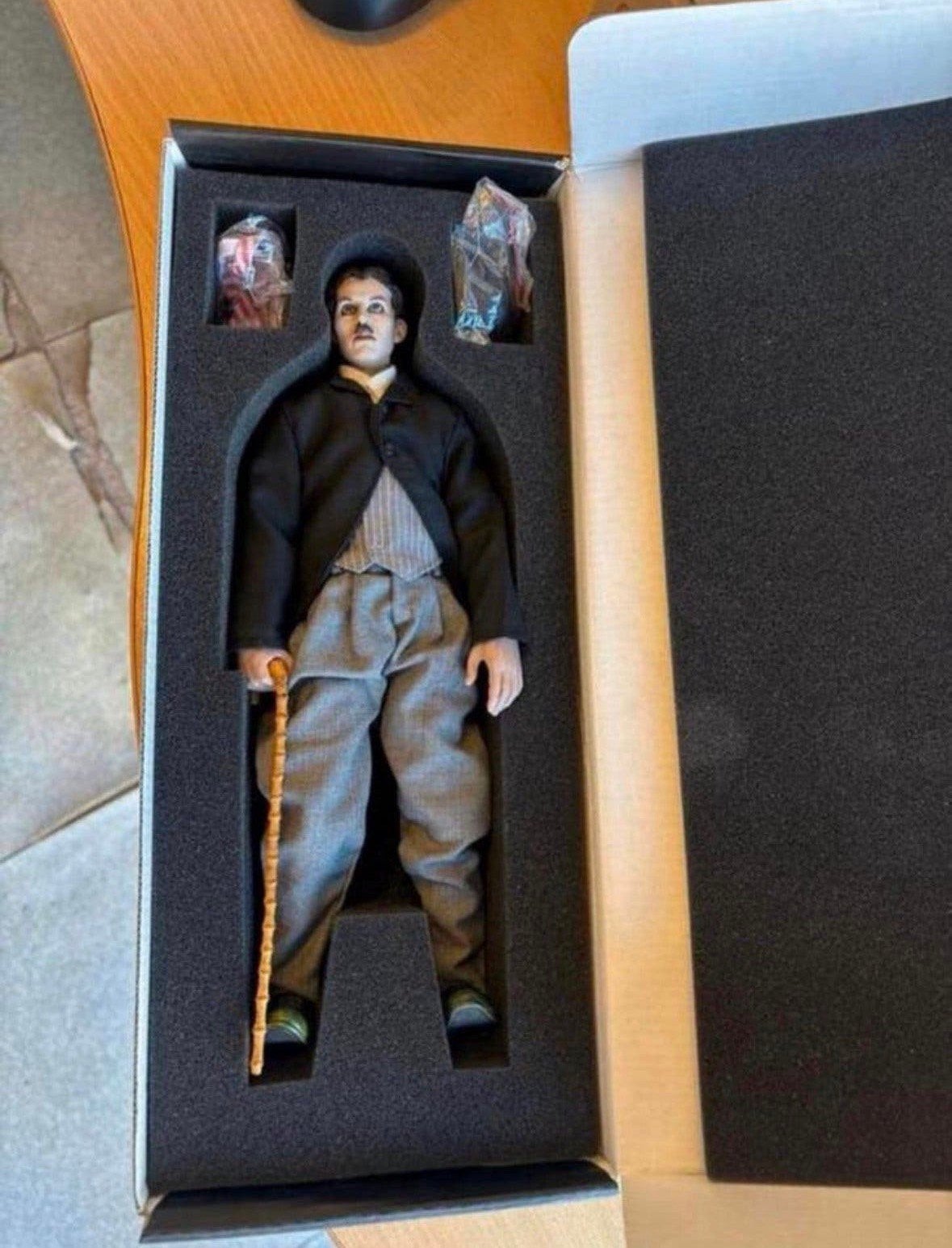 1/6 figuur Charlie Chaplin - Kumik, Verzamelen, Ophalen of Verzenden, Zo goed als nieuw, Actiefiguur of Pop