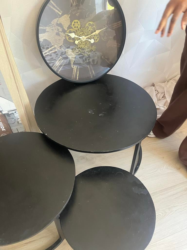Zwarte ronde bijzettafels en klok - Gebruikt, Huis en Inrichting, Tafels | Bijzettafels, Gebruikt, Metaal of Aluminium, Rond, Ophalen of Verzenden