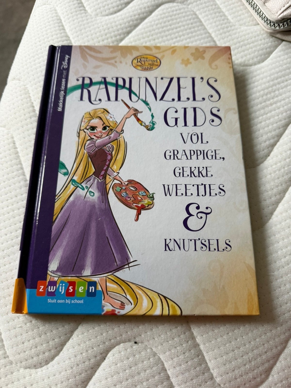 Boek: Rapunzels gids vol grappige gekke weetjes en knutsels, Ophalen of Verzenden, Zo goed als nieuw